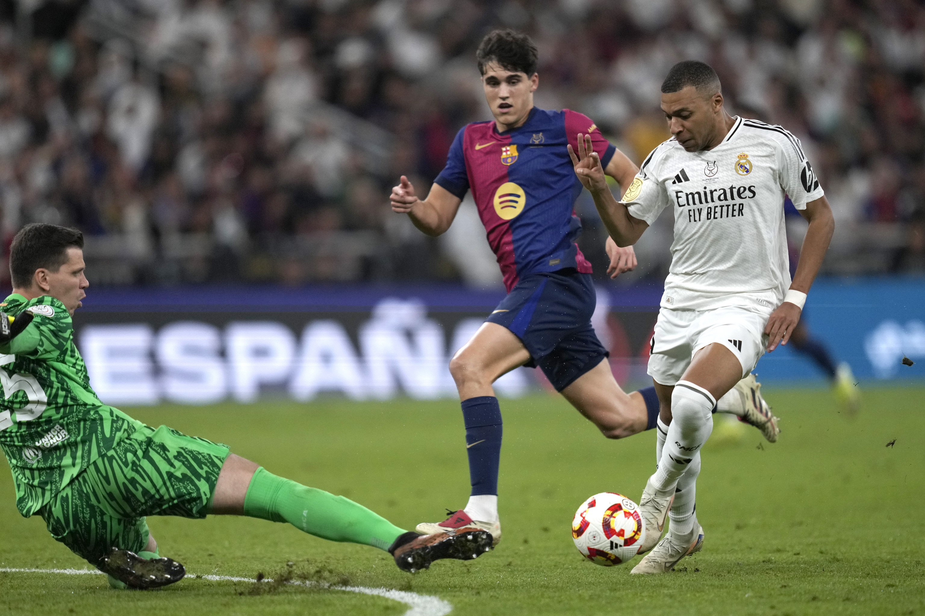 La acción de Szczesny ante Mbappé que le valió la roja.