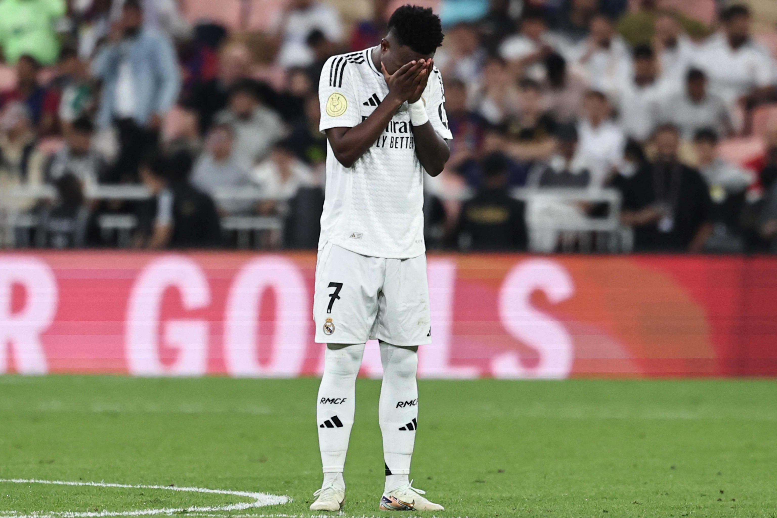 Vinicius, cabizbajo durante la final en Yeda.