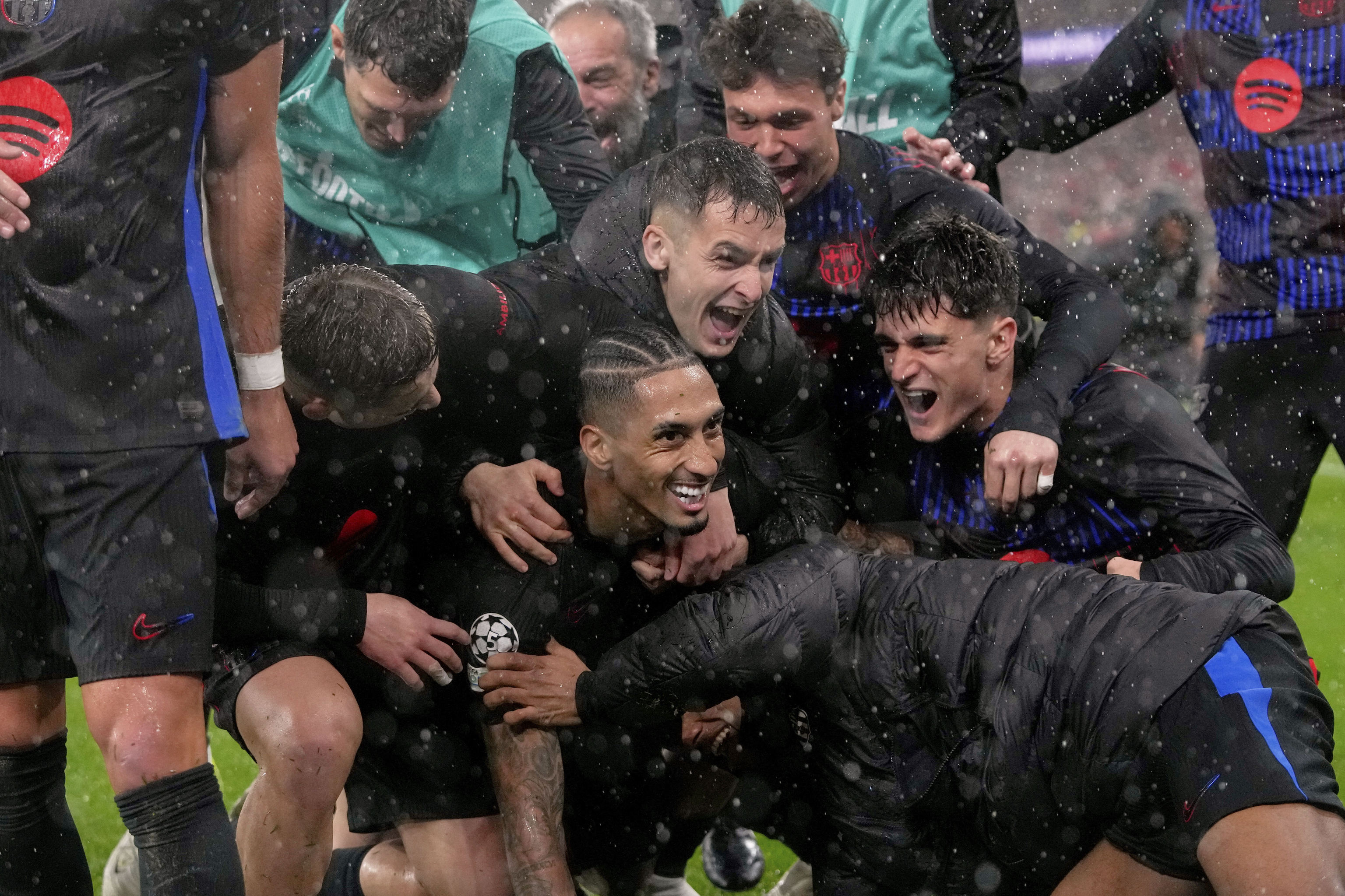 Los jugadores del Barça celebran el gol de la victoria ante el Benfica.