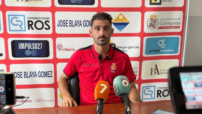 Arturo, durante una conferencia de prensa.