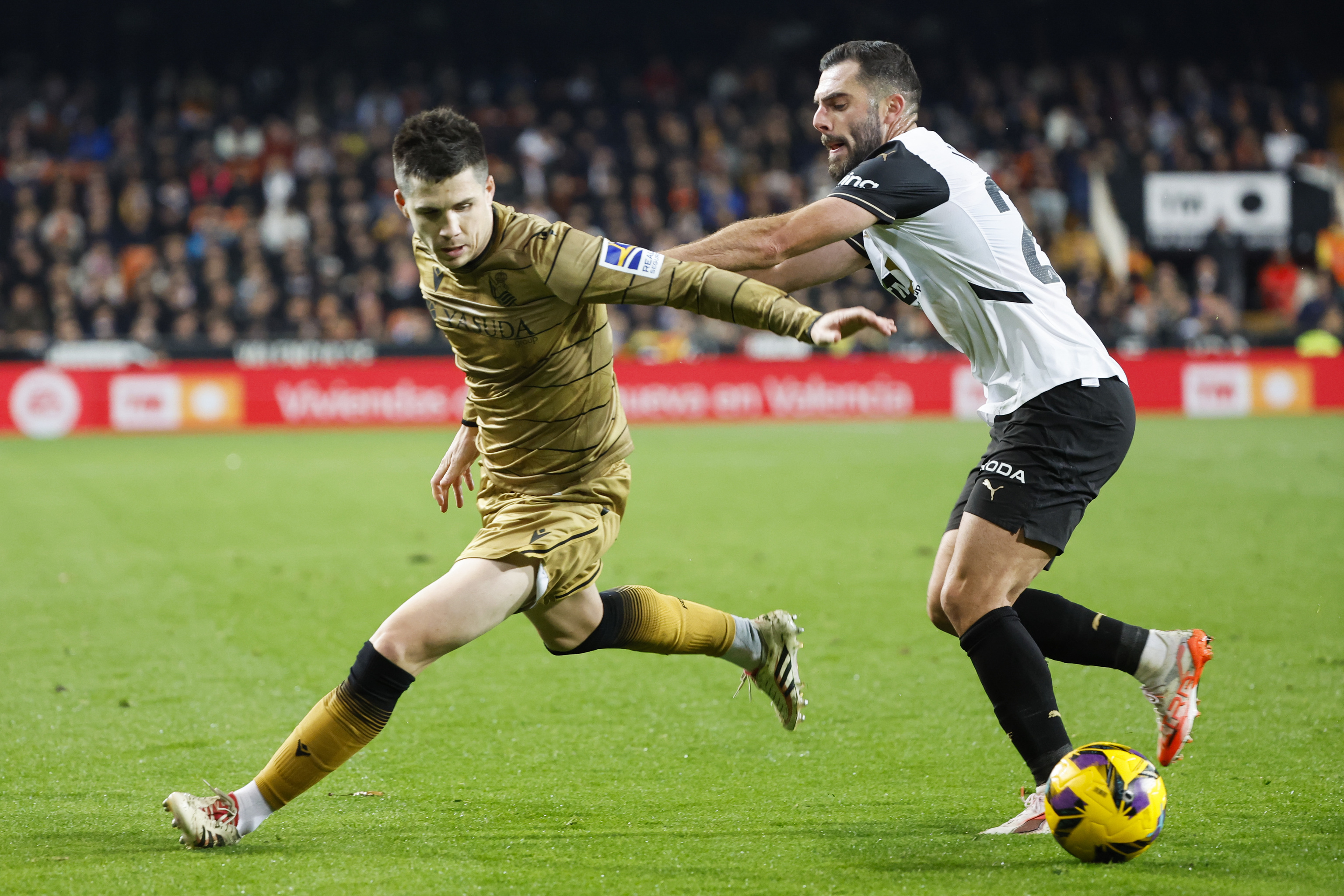 Zubeldia, ante Luis Rioja, el domingo en Mestalla.