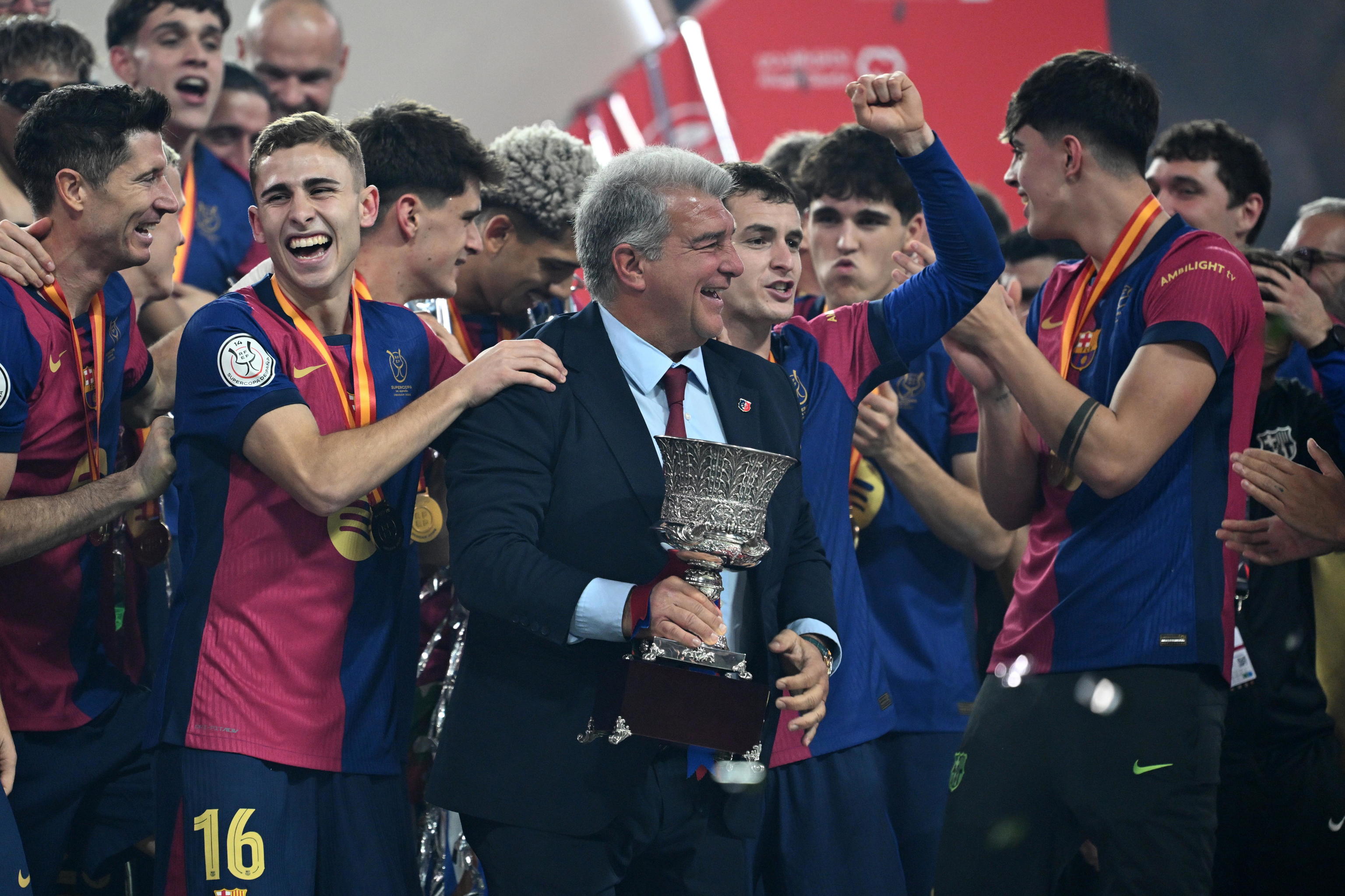 Laporta, con el trofeo de la Supercopa, el domingo en Yeda.