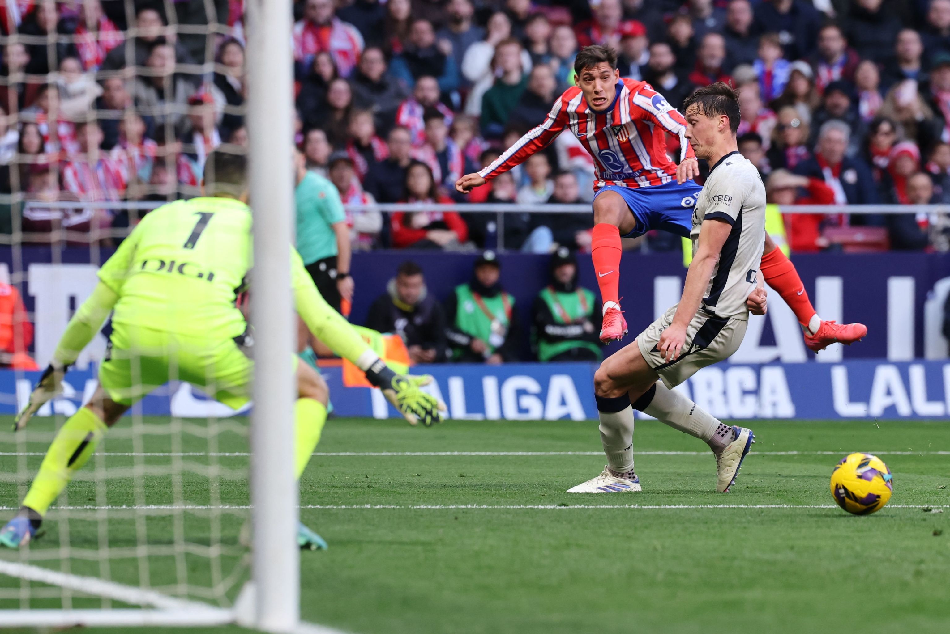 Nahuel Molina dispara ante Sergio Herrera, el domingo en el Metropolitano.