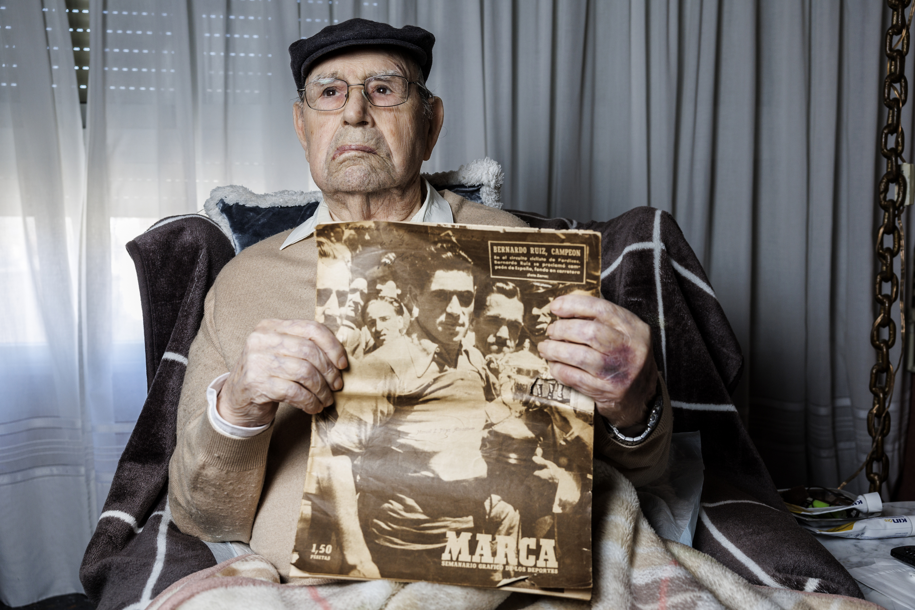 Ruiz, con una portada del Marca, en su casa de Orihuela.