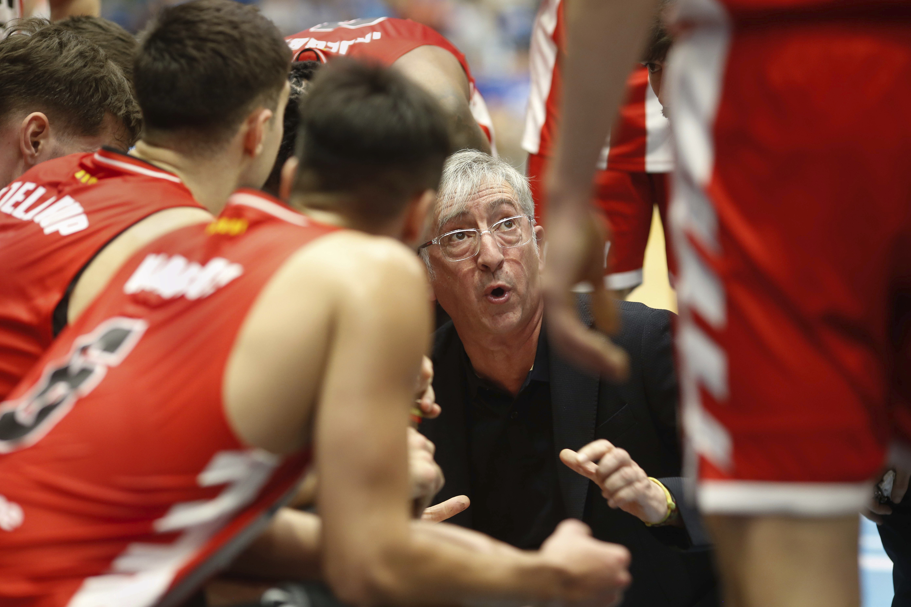 Moncho Fernández, durante un tiempo muerto con el Girona.