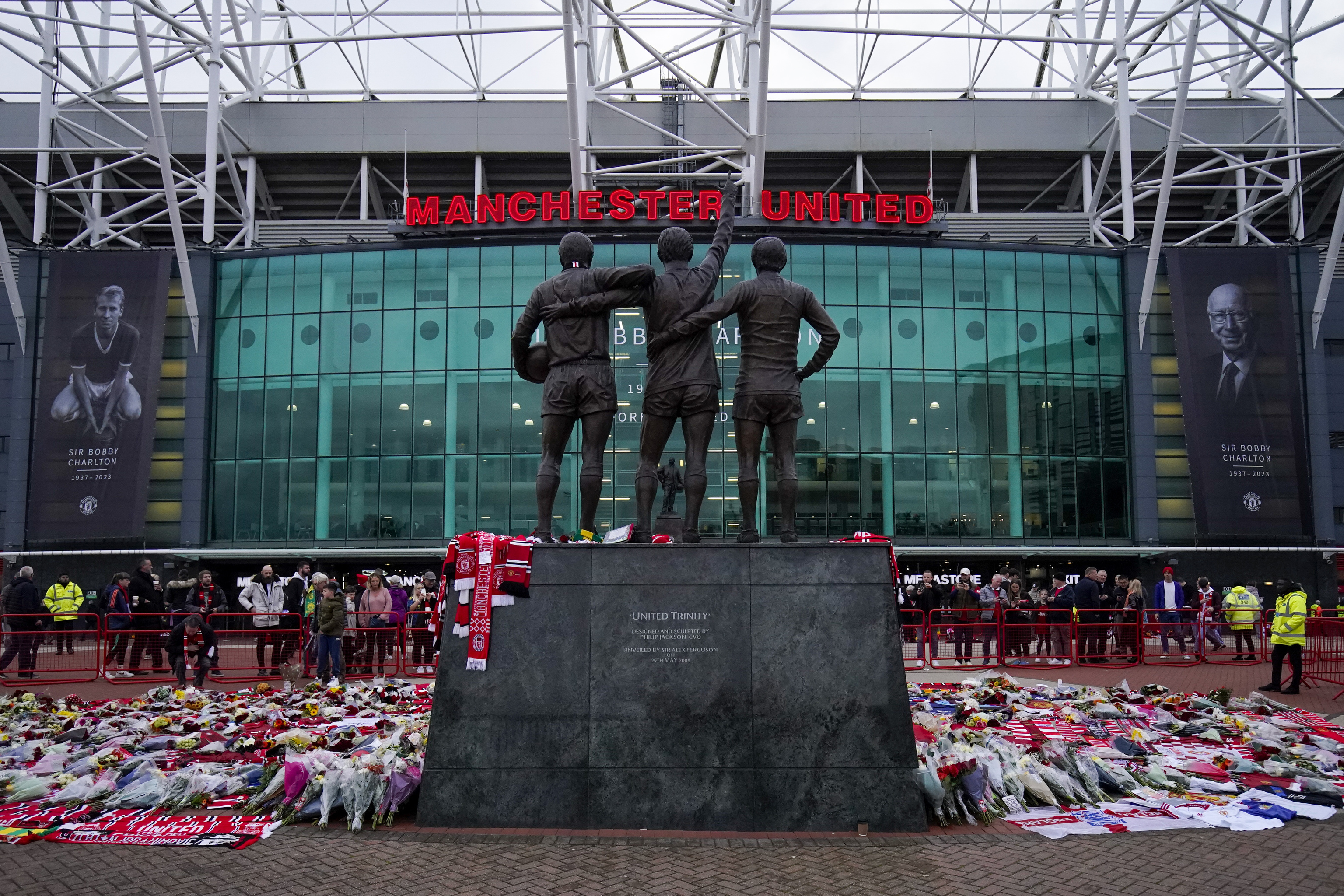 La estatua de los grandes del Manchester United: George Best, Denis Law y Sir Bobby Charlton antes del encuentro de la Liga de Campeones ante el Copenhague.