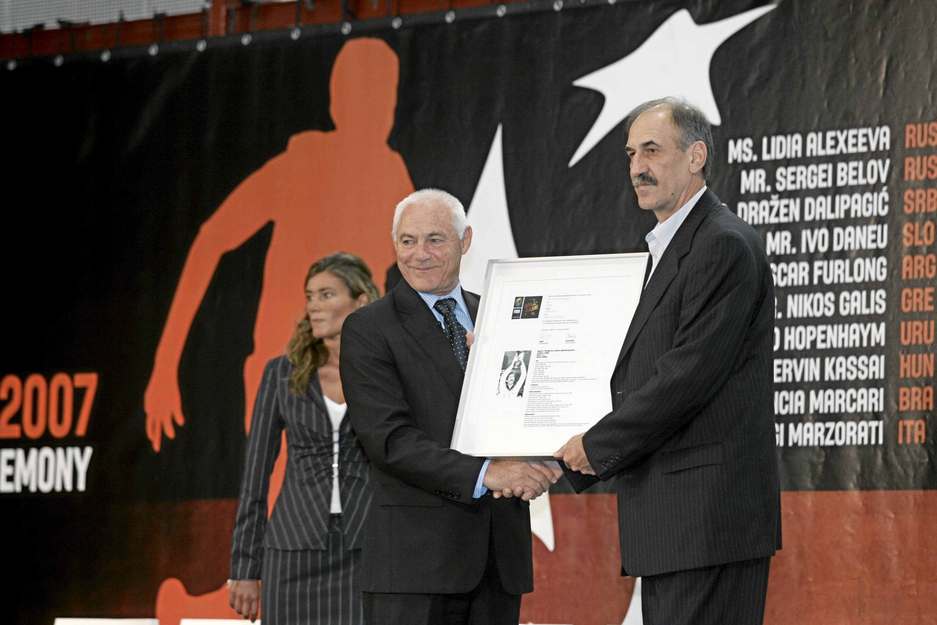 Drazen Dalipagic (derecha) en el acto de ingreso en el Salón de la Fama de Alcobendas