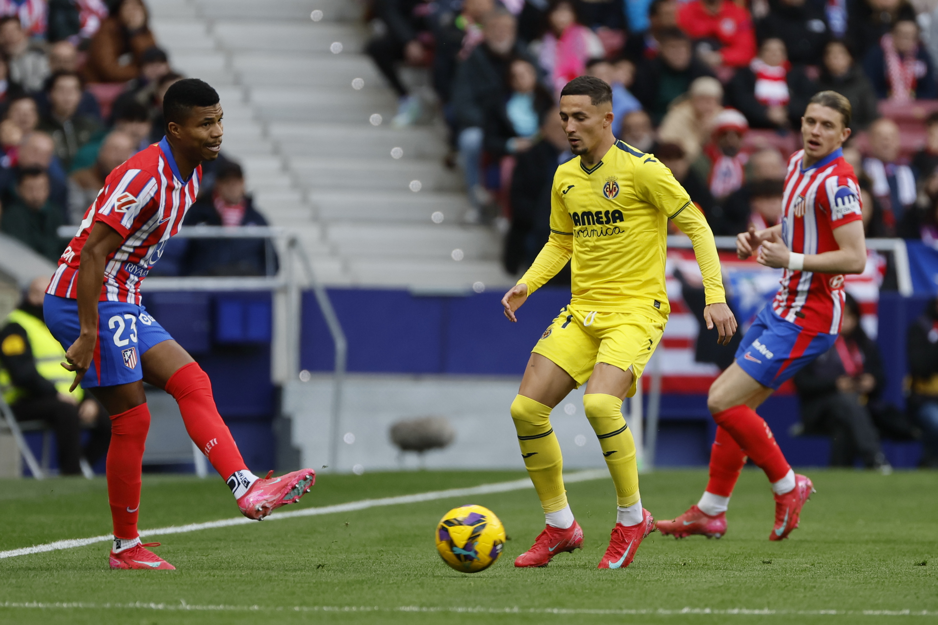 El defensa rojibanco en el encuentro ante el Villarreal.