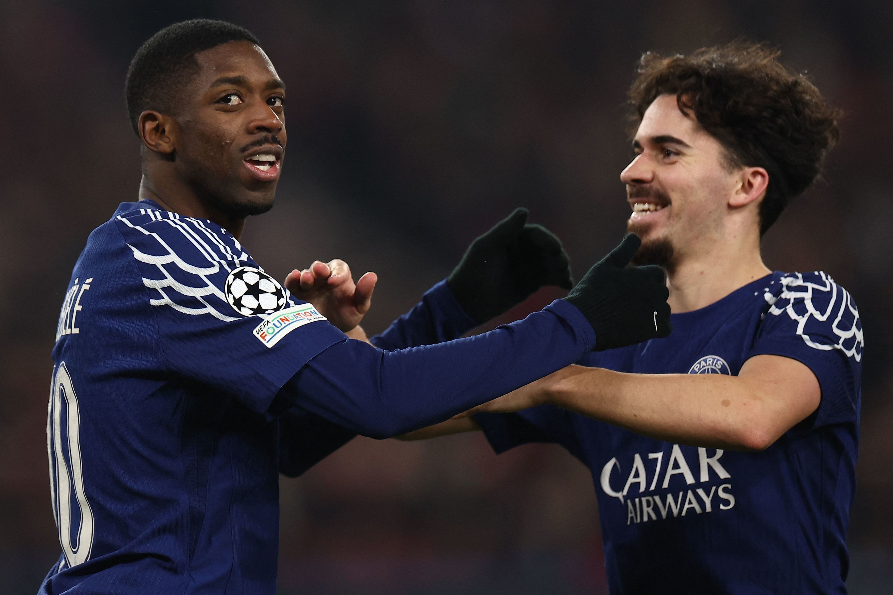 Dembélé y Vitinha festejan el 0-4 en Stuttgart.