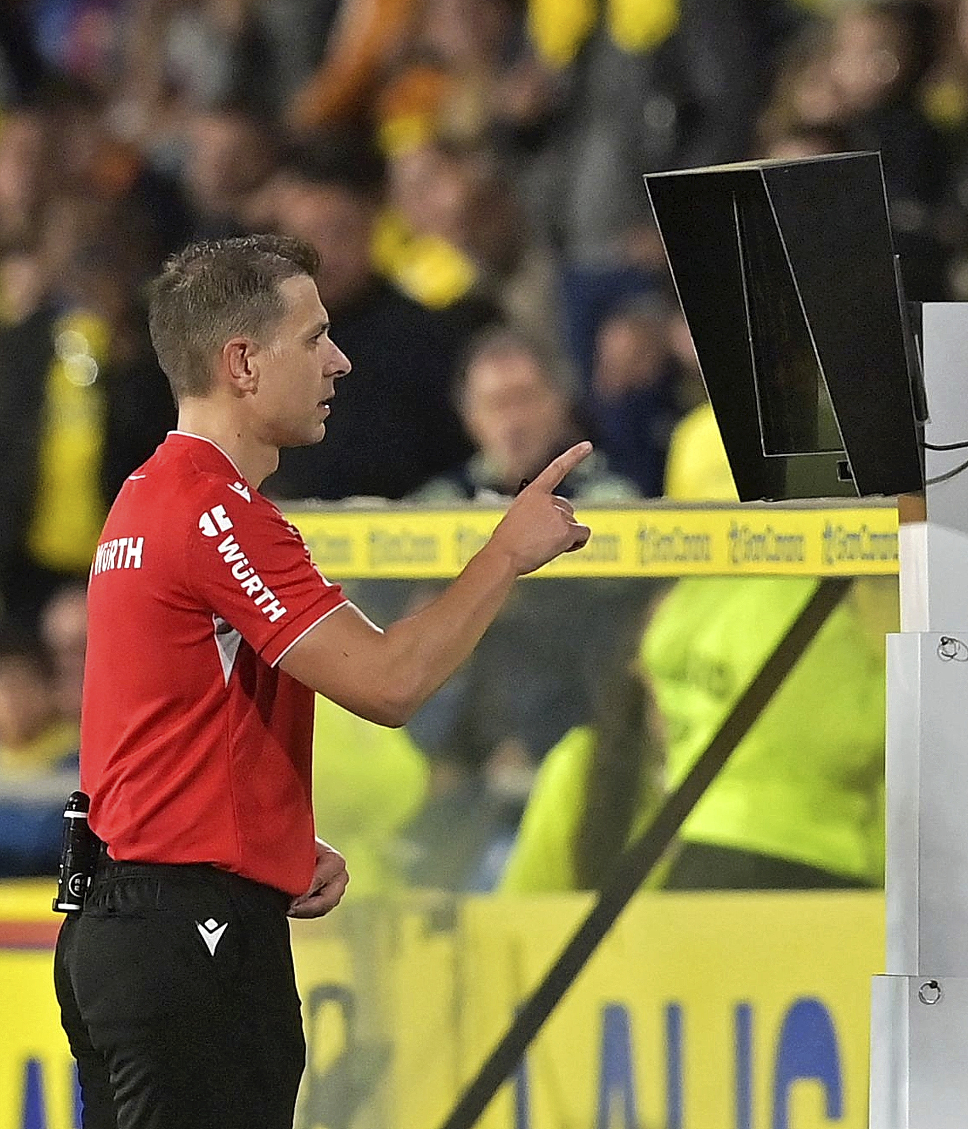 Cordero Vega revisa en Las Palmas la polémica jugada en el VAR.