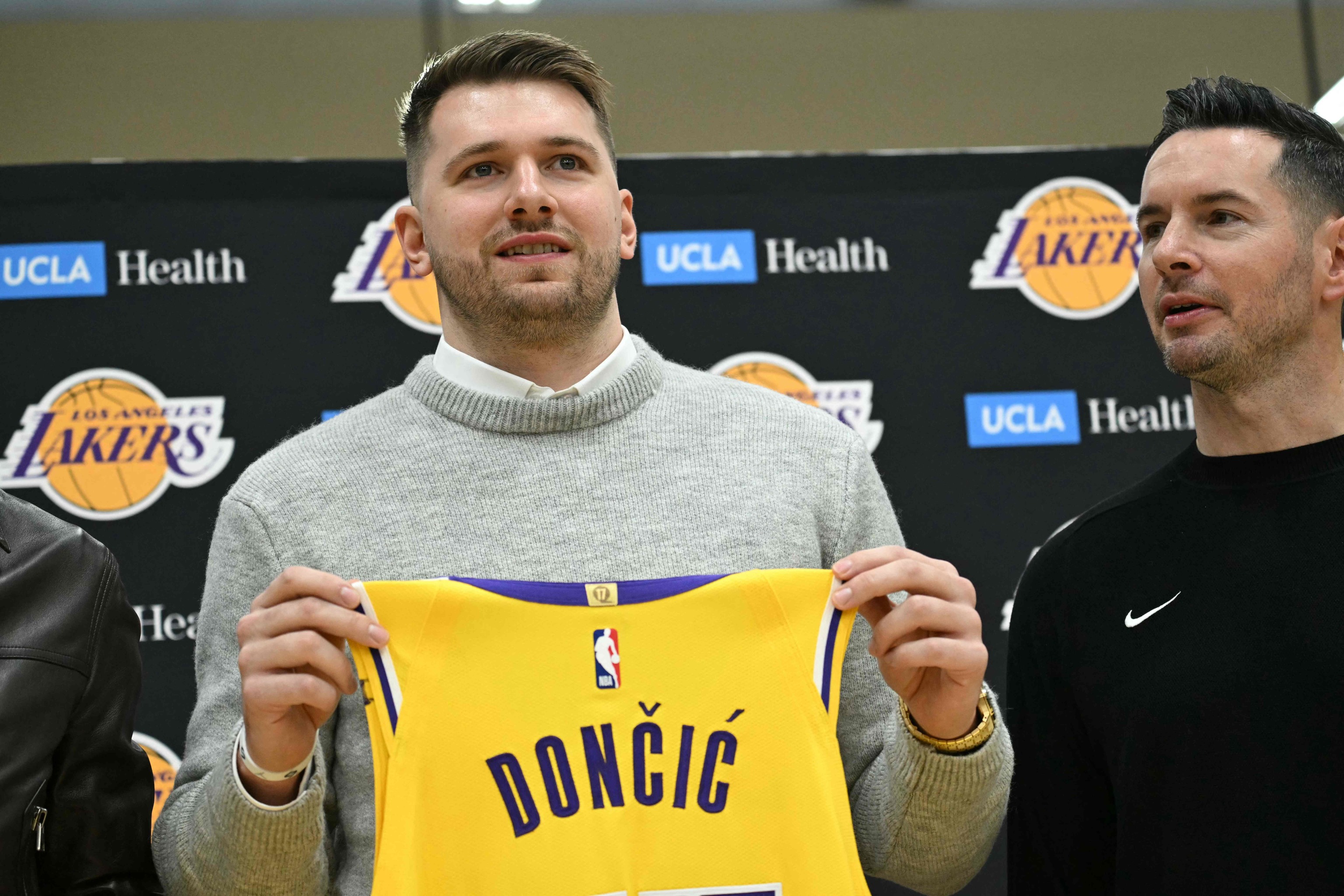 Doncic, junto a su entrenador JJ Redick, en su presentación con los Lakers.