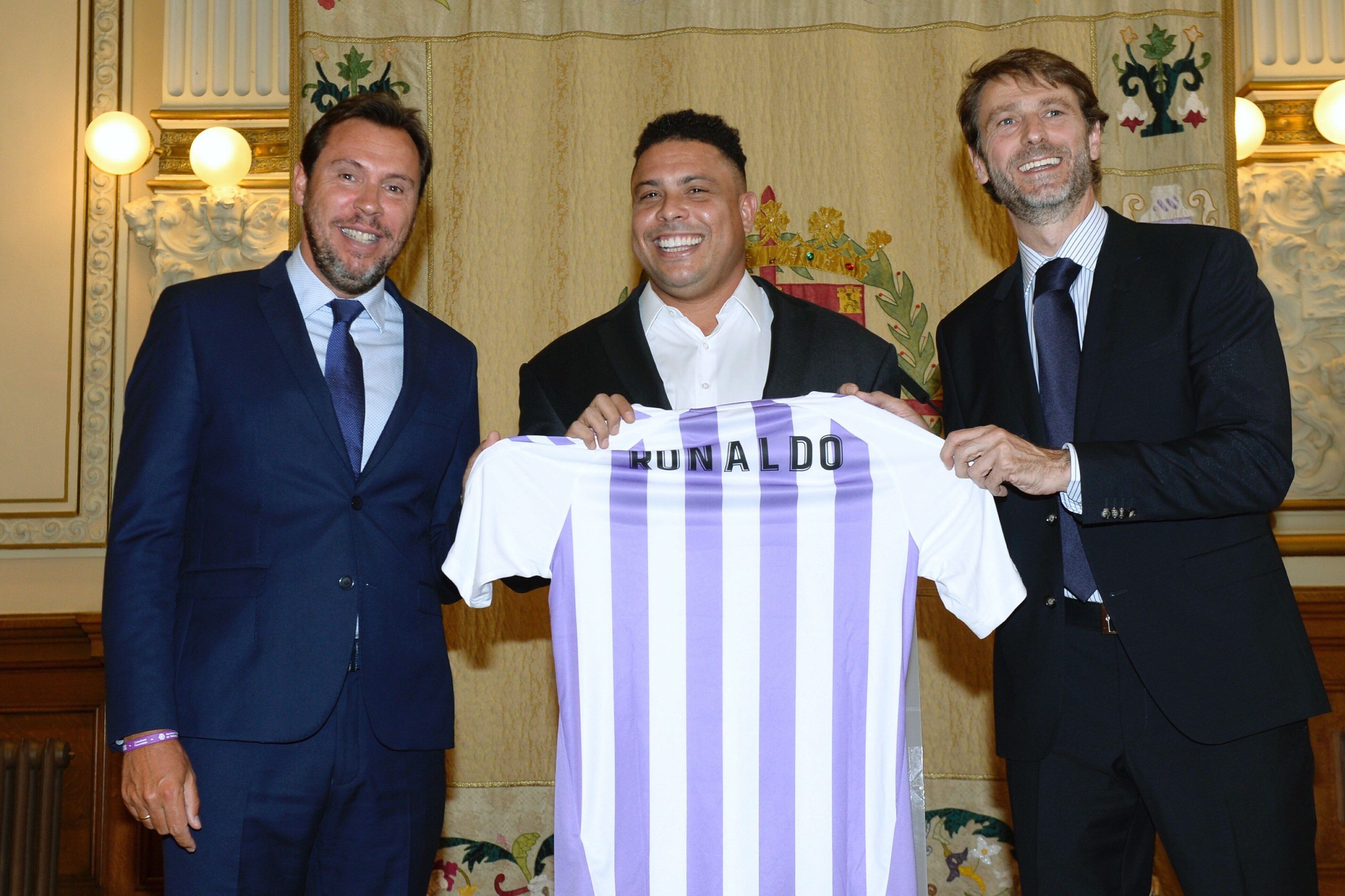 Ronaldo junto a Óscar Puente, alcalde de Valladolid en 2018 cuando compró el club.