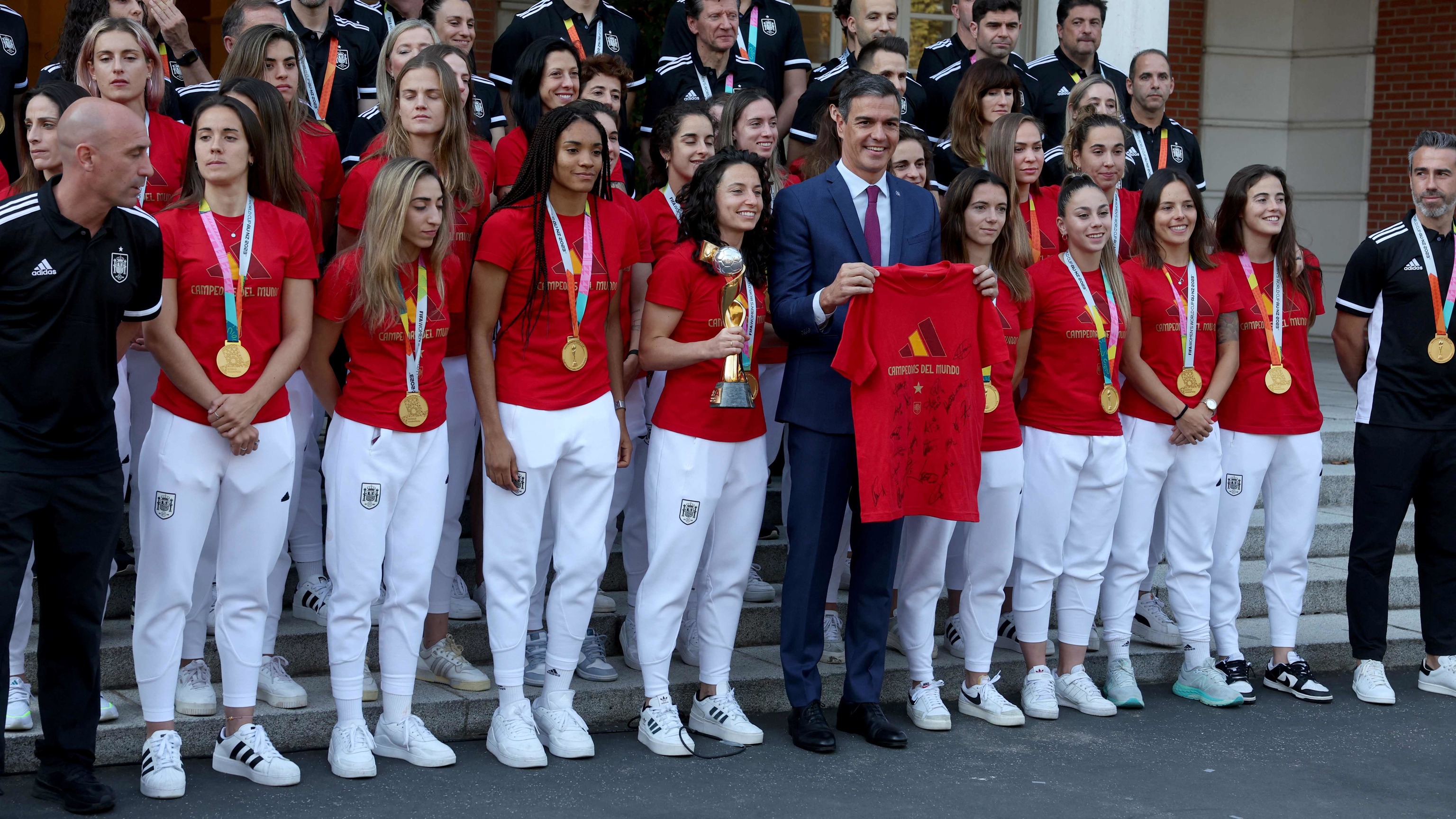 Rubiales y Vilda, durante la recepción a las campeonas en La Moncloa.