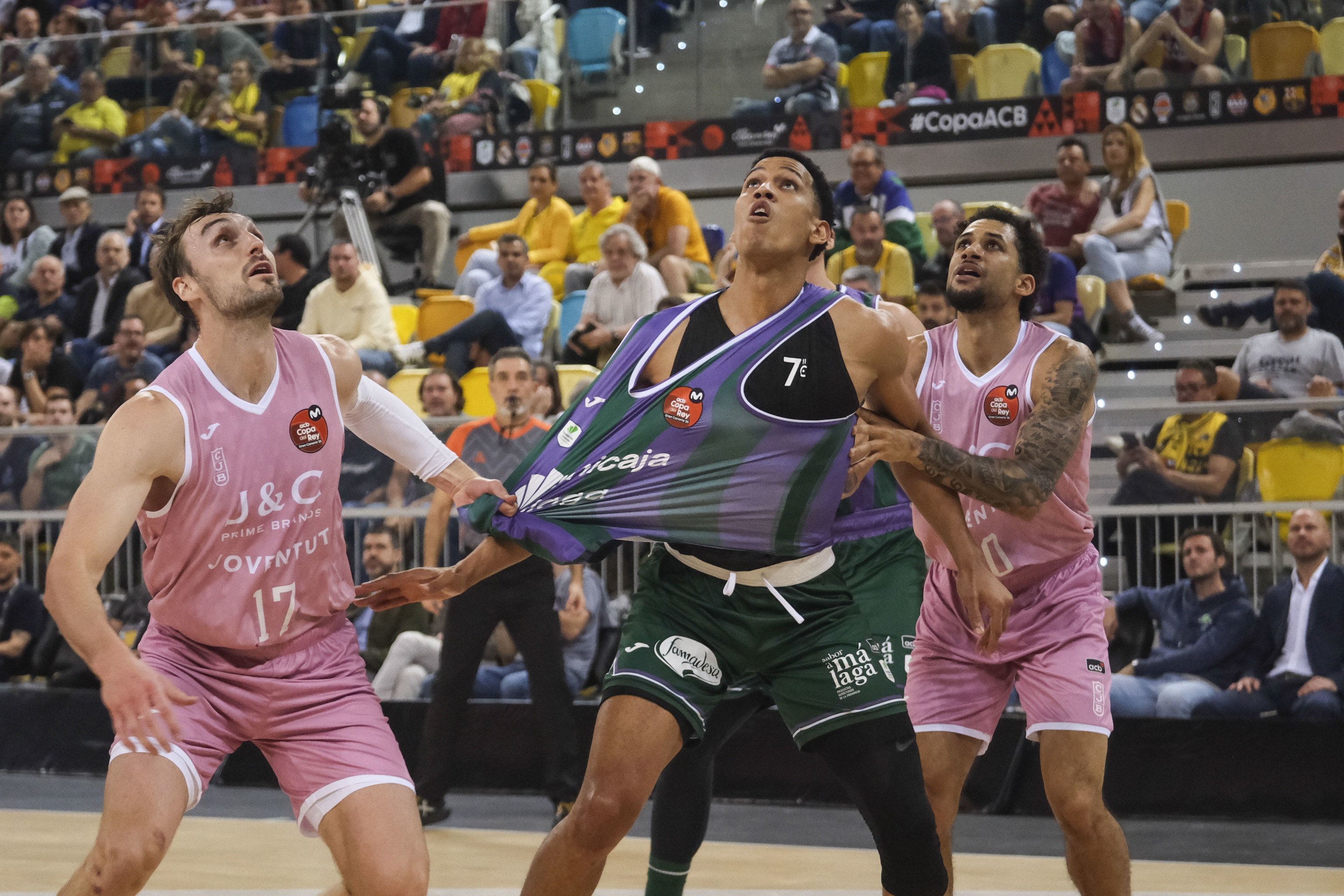 Tyson Pérez, agarrado por Dekker, en la lucha por un rebote.