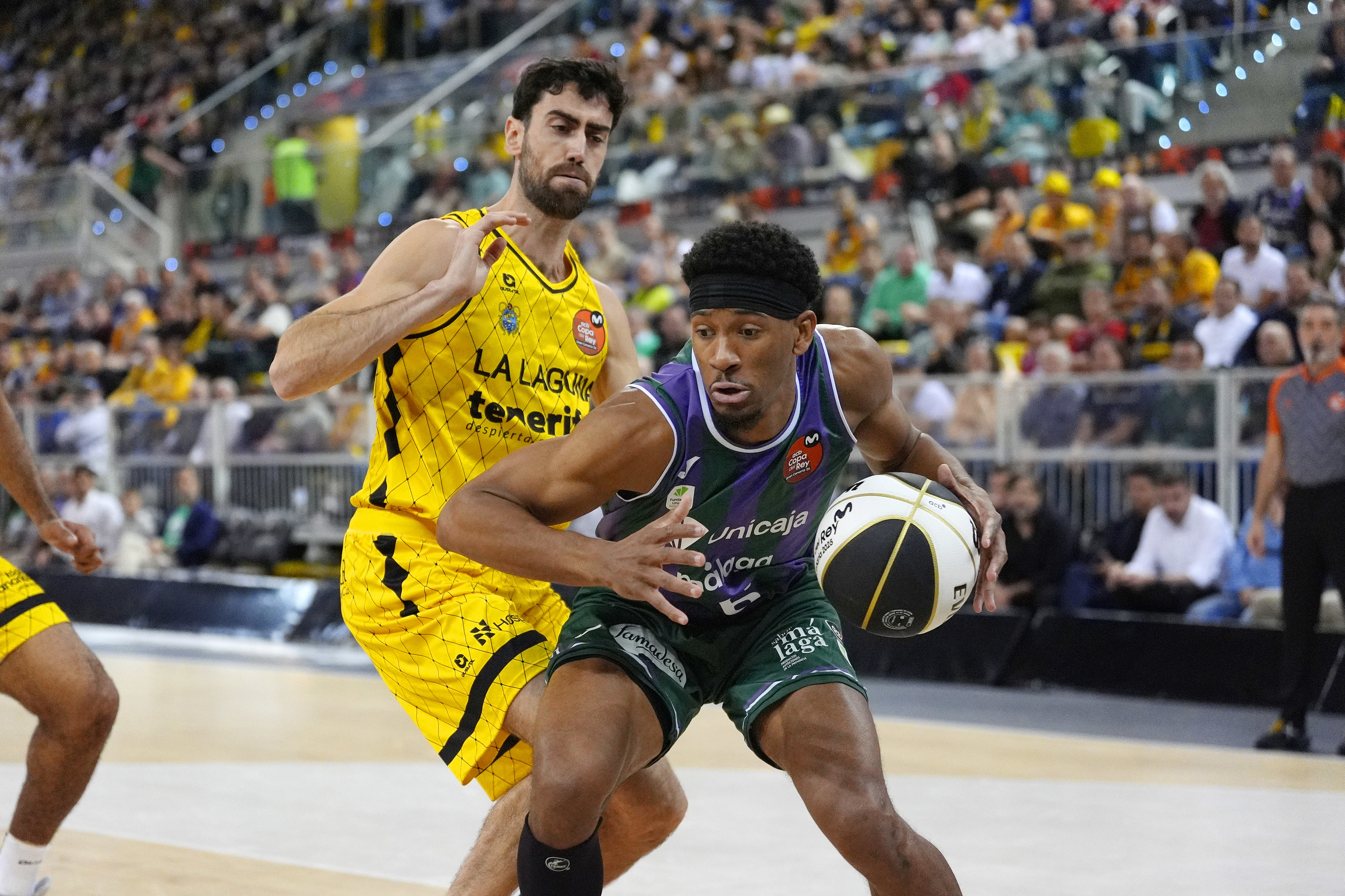 Taylor, defendido por Joan Sastre, en el Gran Canaria Arena.