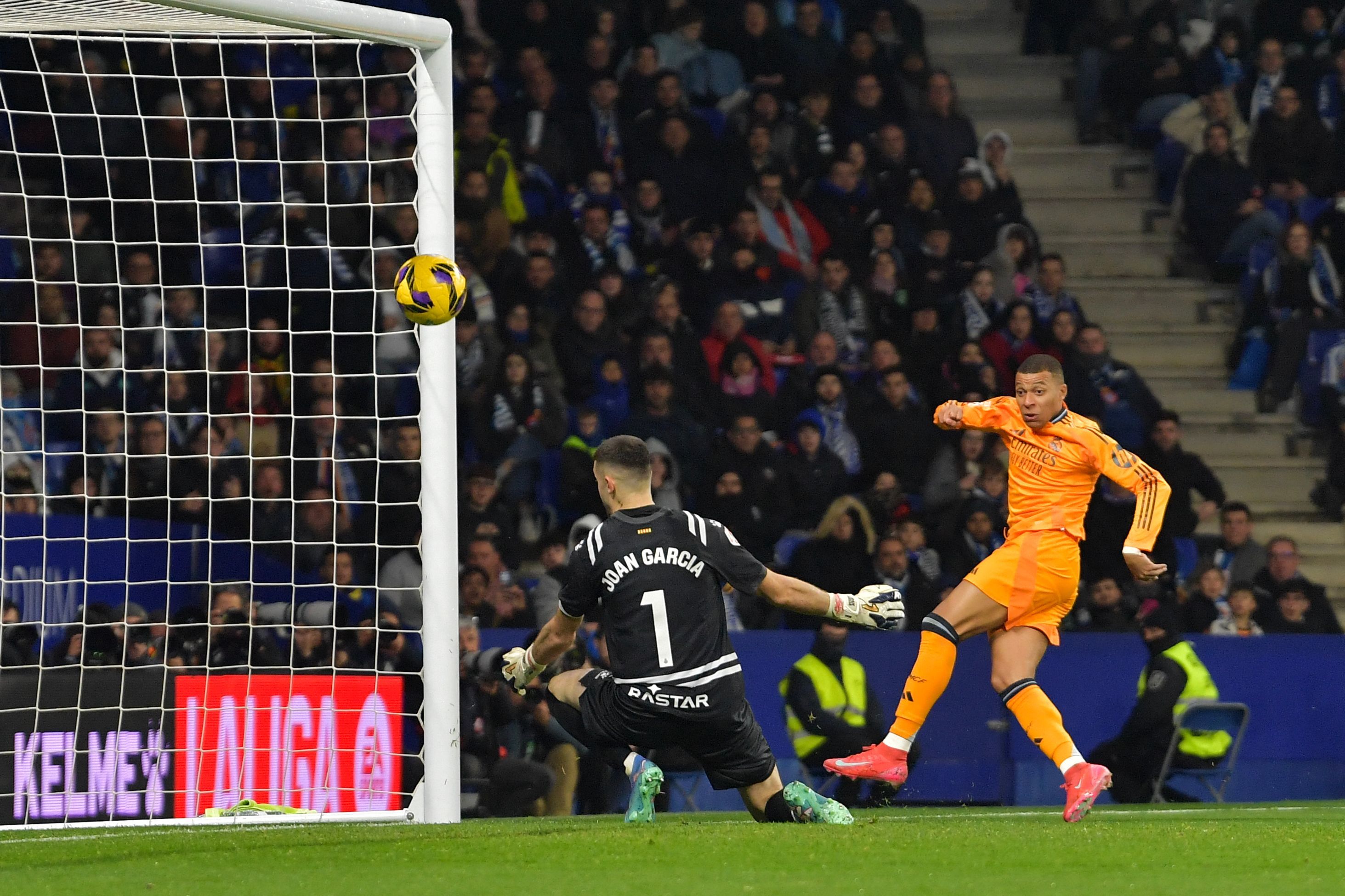 Mbappé dispara anet Joan García, el sábado en Cornellá.