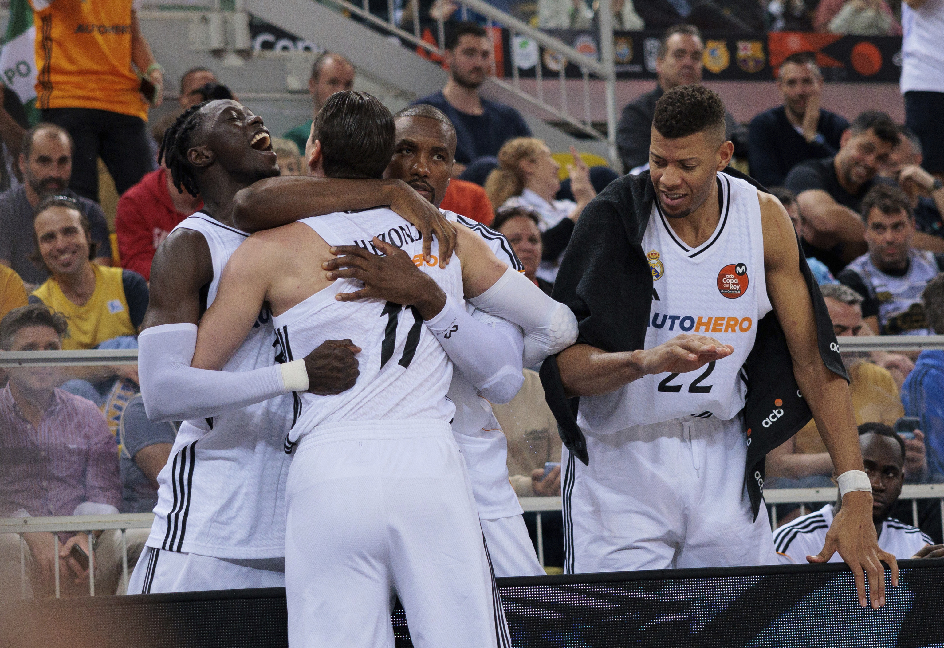 Hezonja, felicitado por sus compañeros en el banquillo.