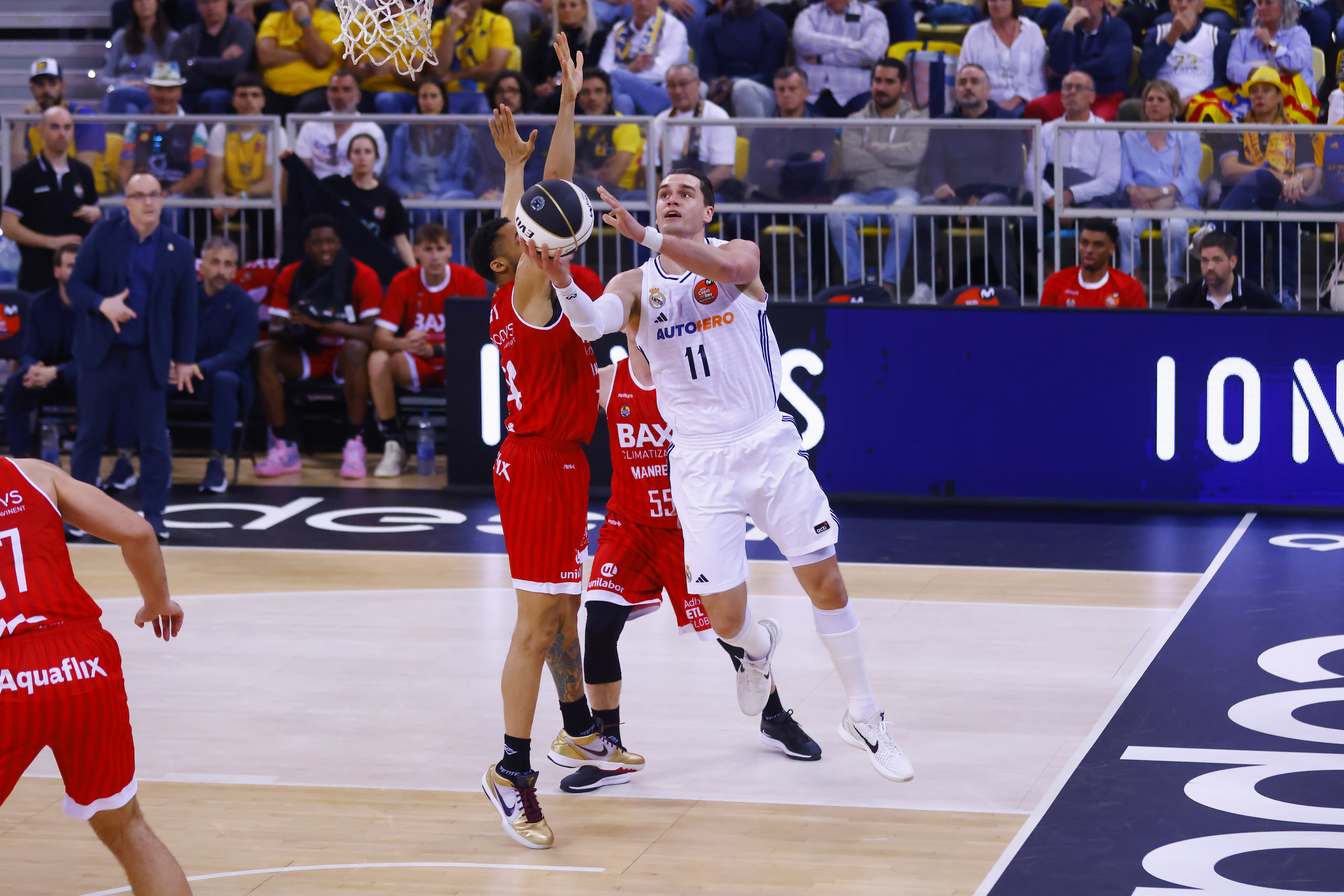 Hezonja, ante la defensa del Manresa.