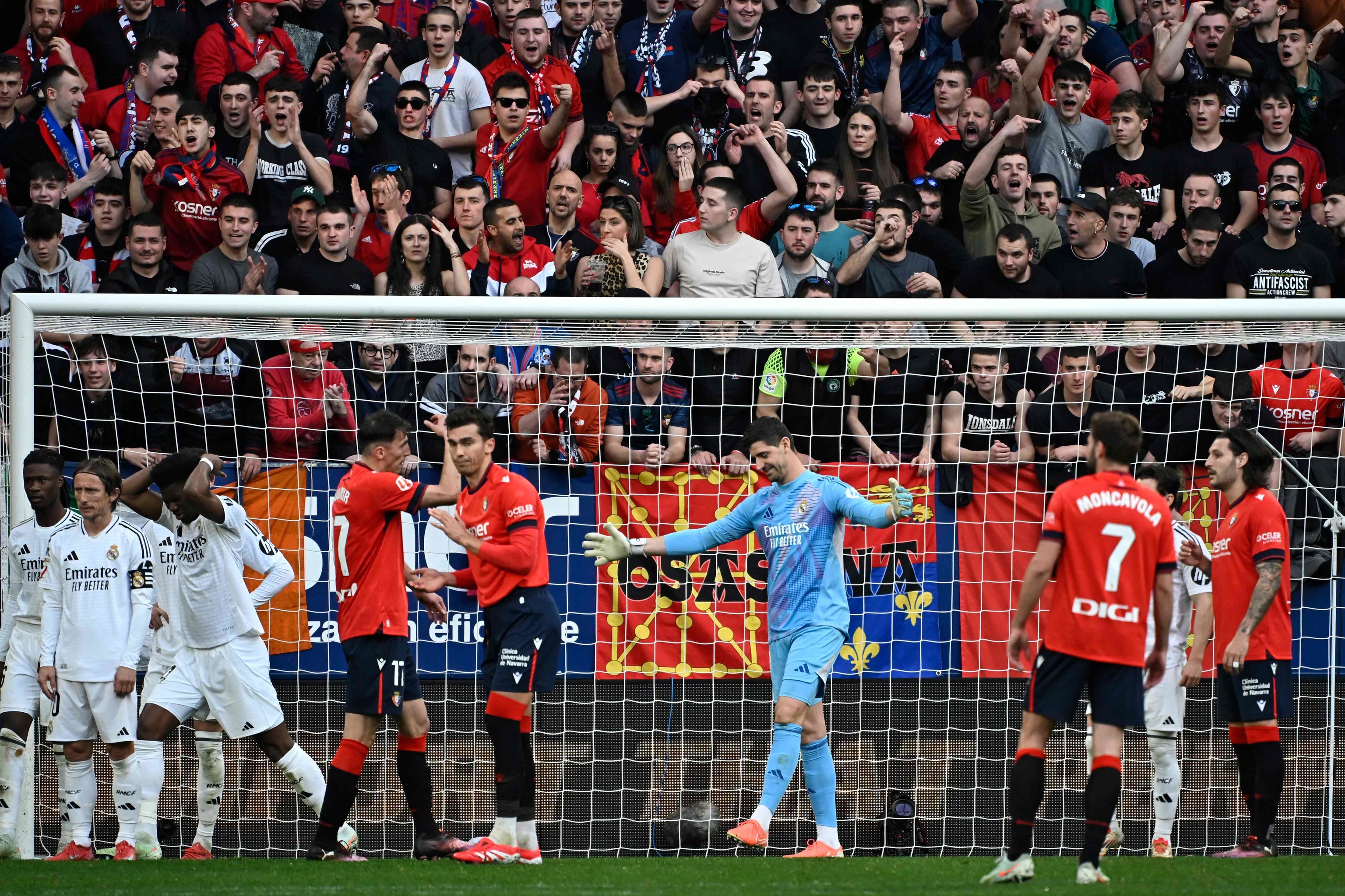 Courtois, tras la concesión del penalti por el VAR.