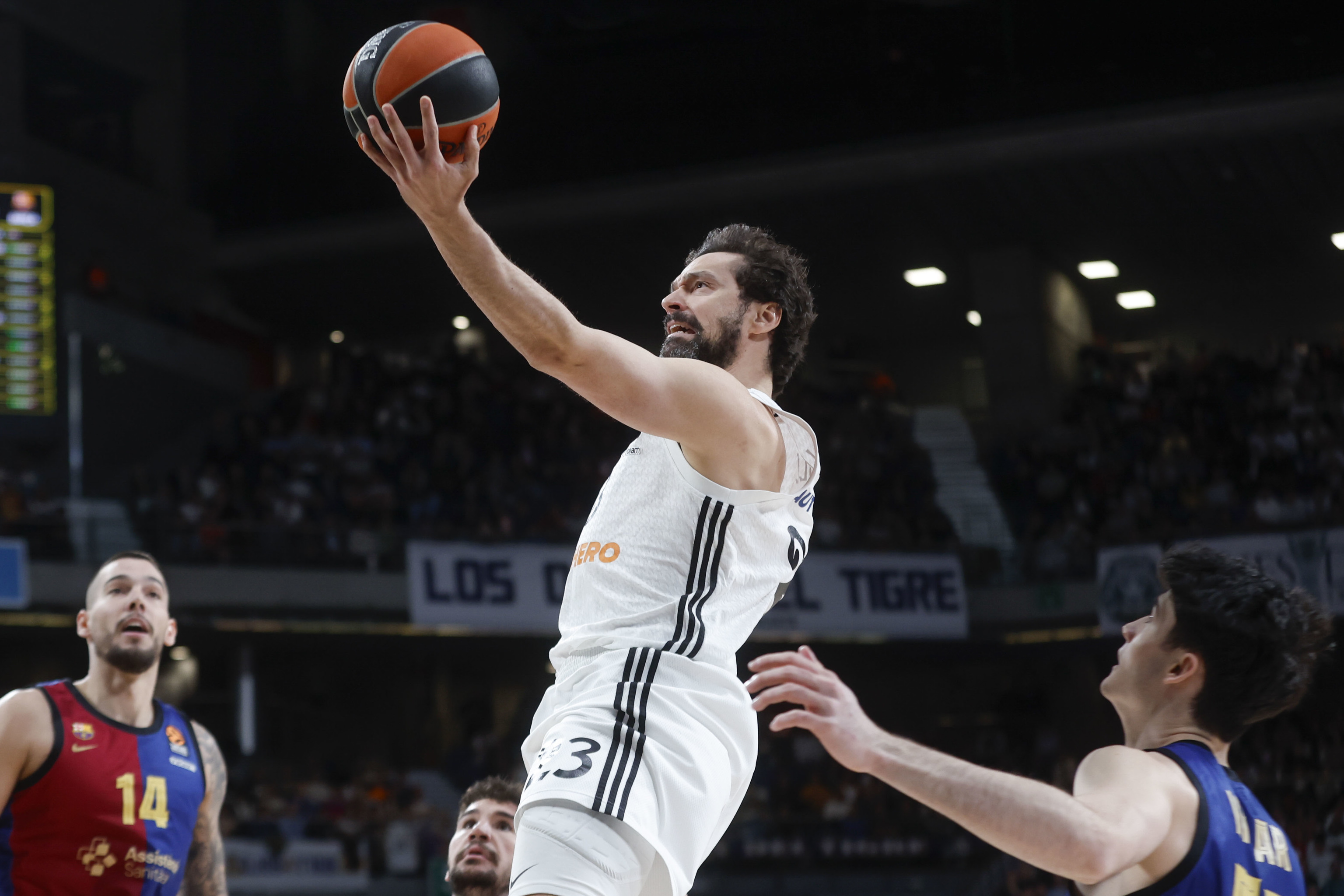 Llull culmina con una bandeja, ante el Barça.