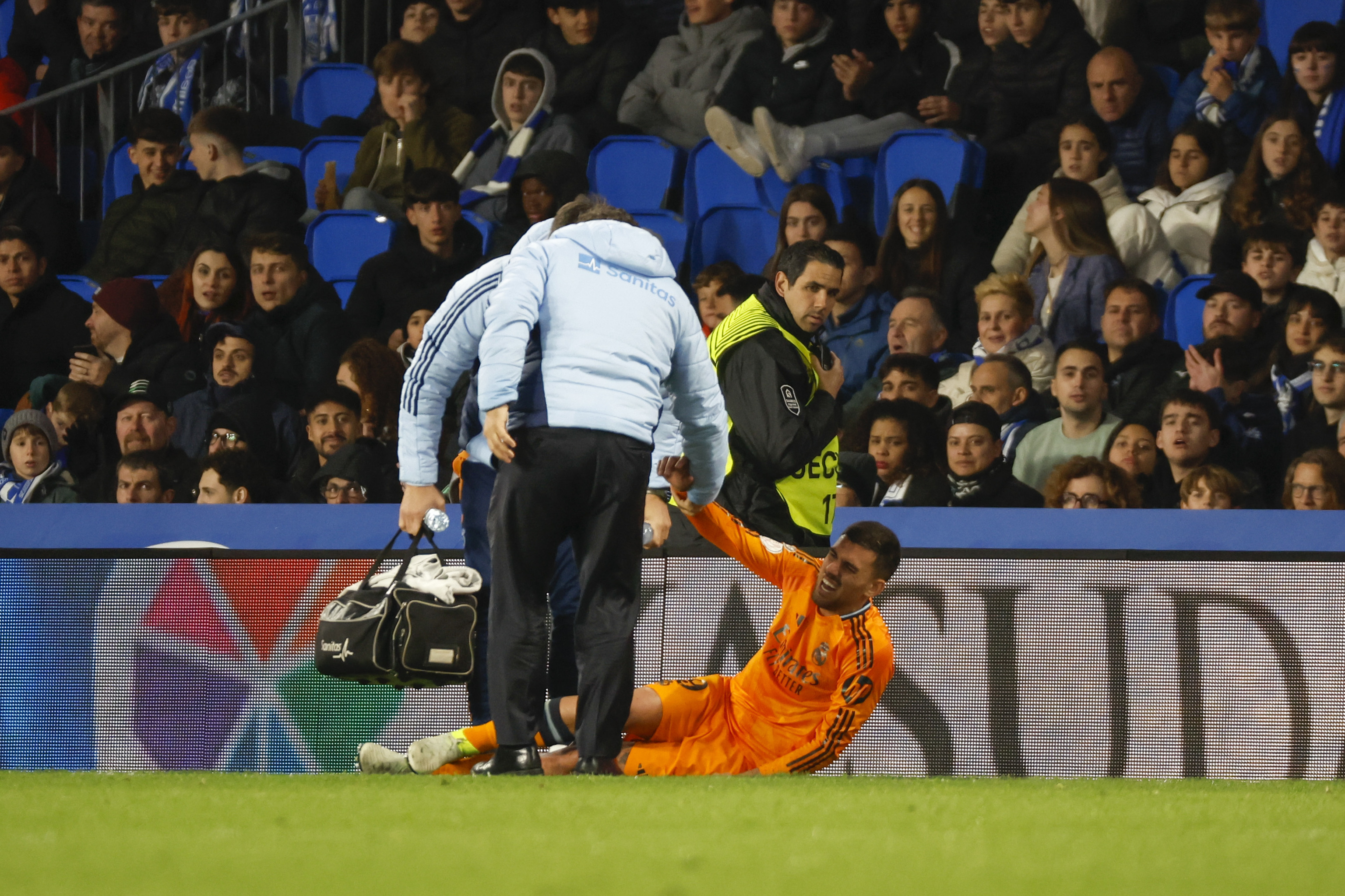 Ceballos, sobre la hierba, tras su lesión en el tramo final.