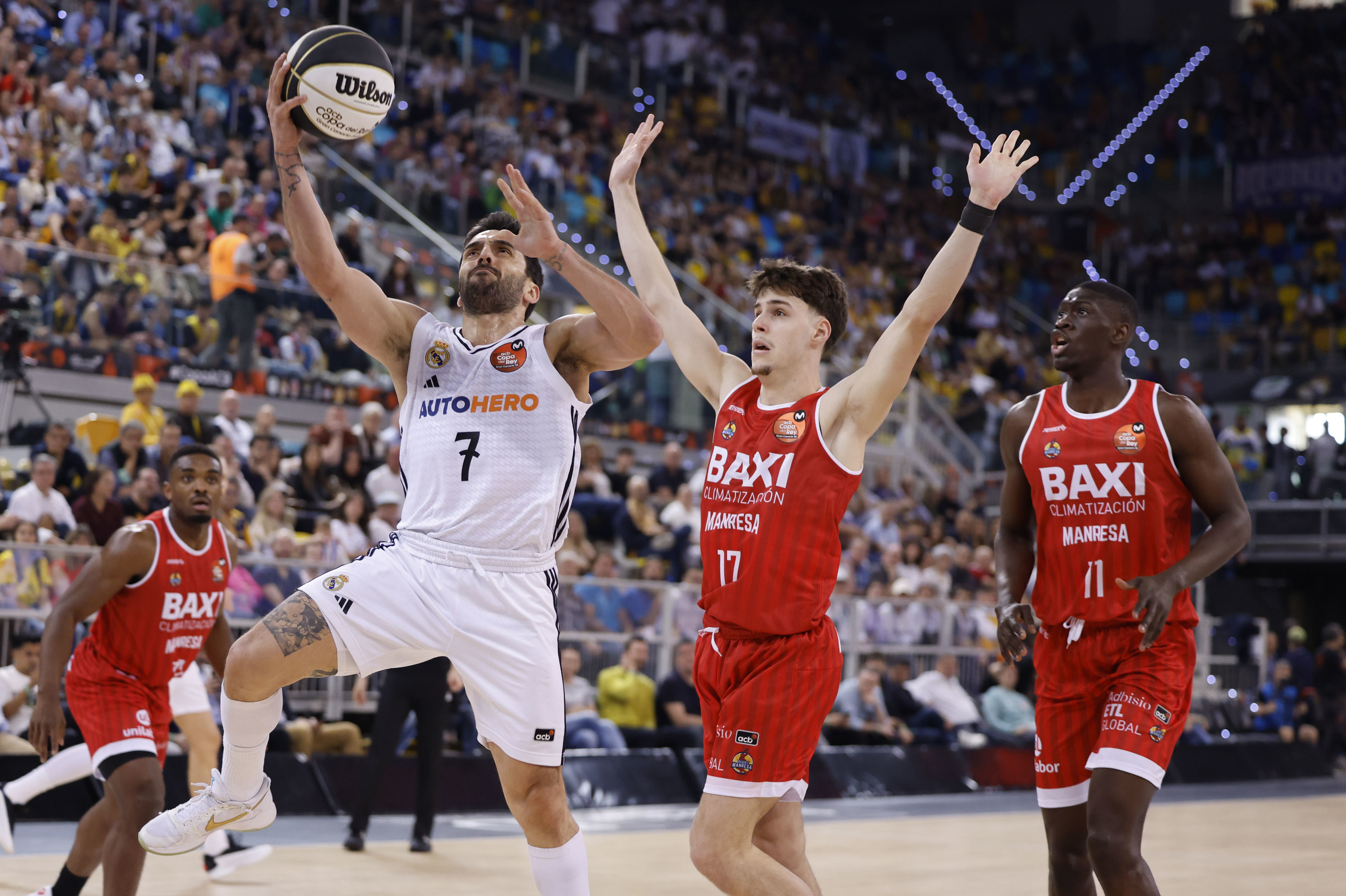 Campazzo anota ante Saint-Supery, del Manresa.