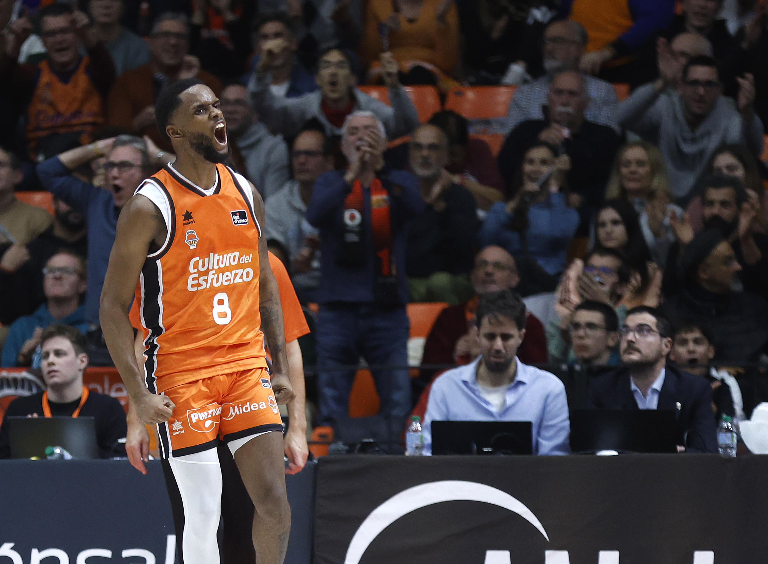 Jean Montero, en acción con el Valencia Basket.