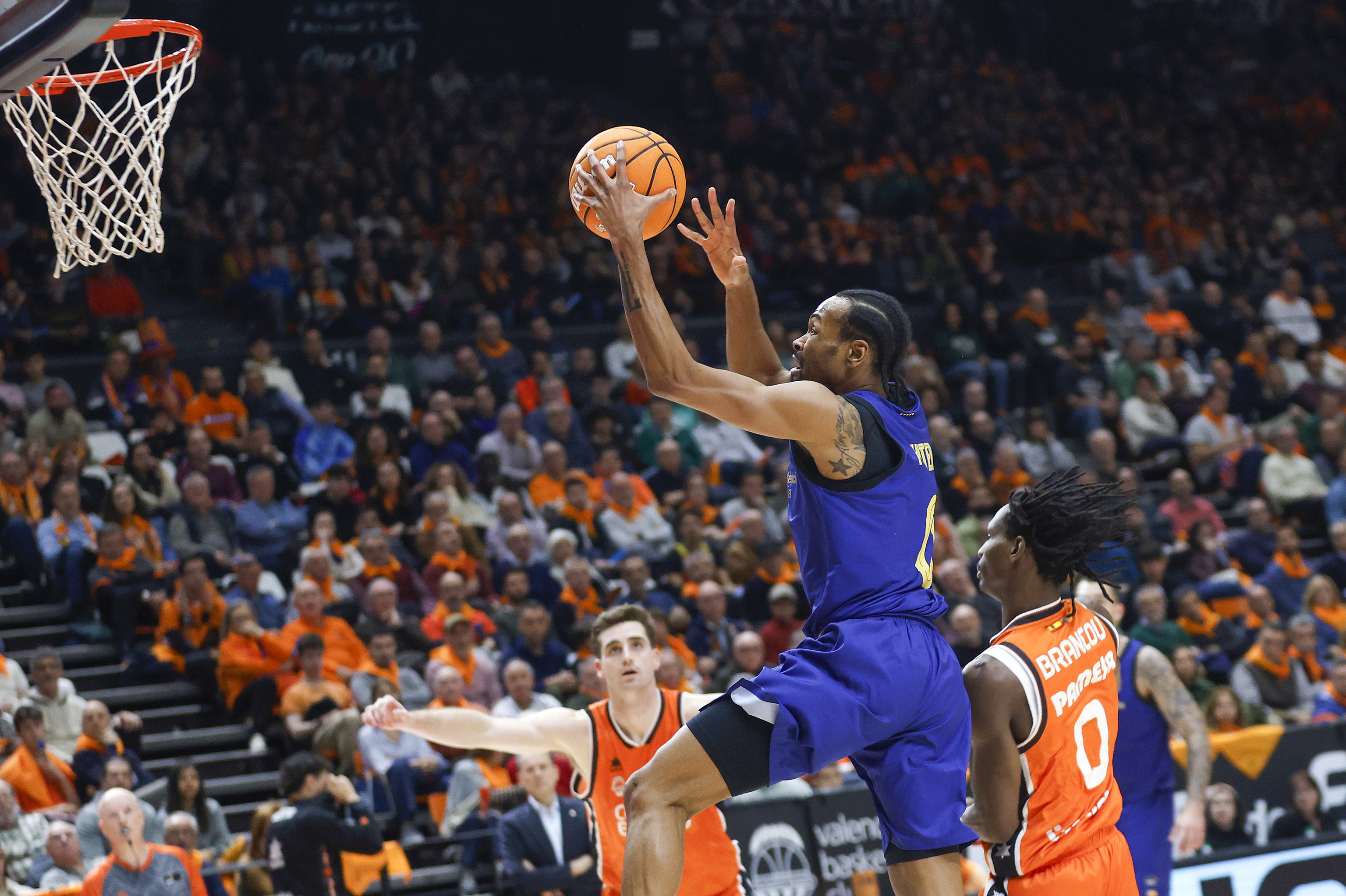 El jugador del FC Barcelona Kevin Gunter entrando a canasta en el partido contra el Valencia Basket.