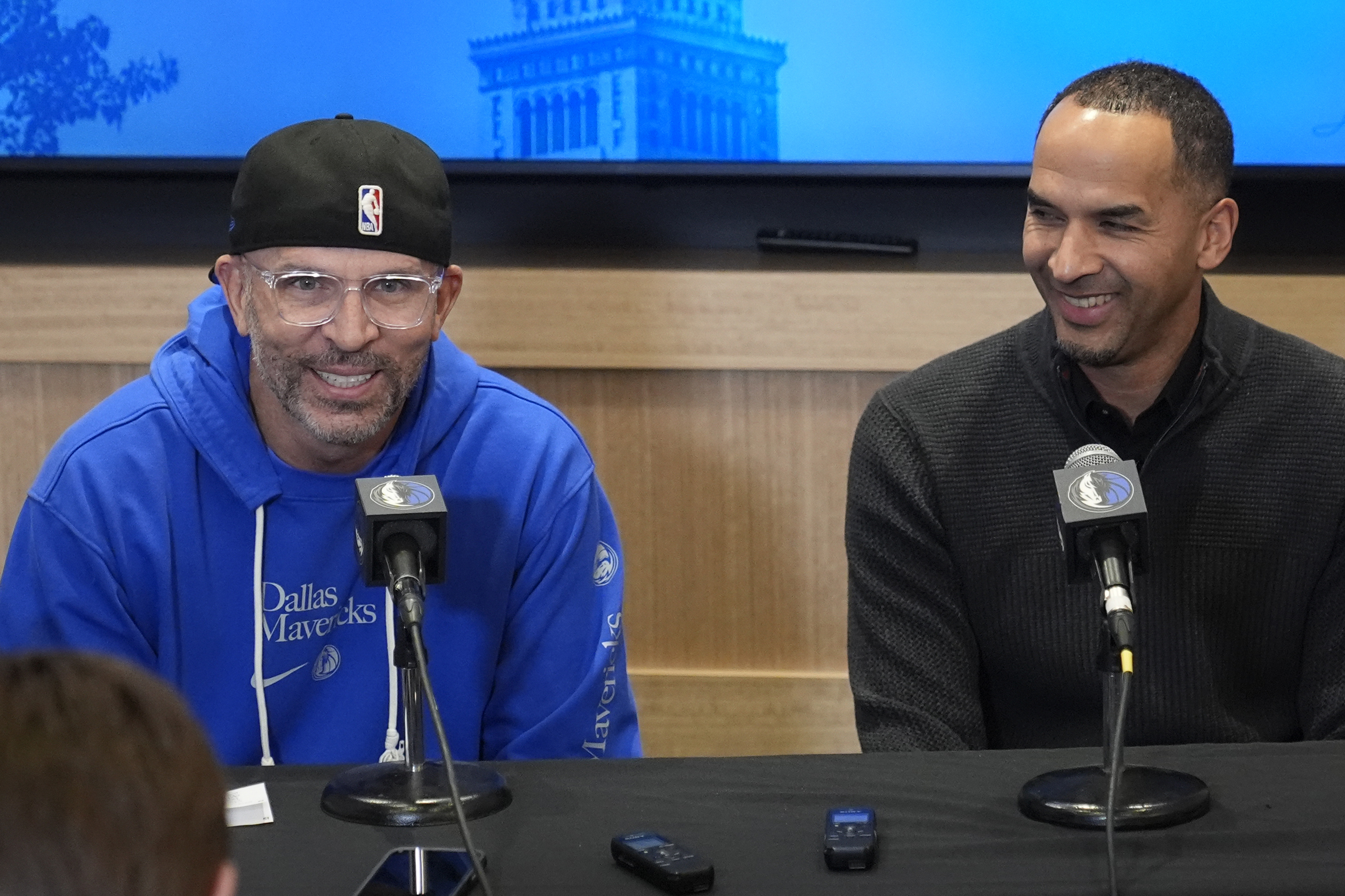 Jason Kidd y Nico Harrison, explicando el traspaso.