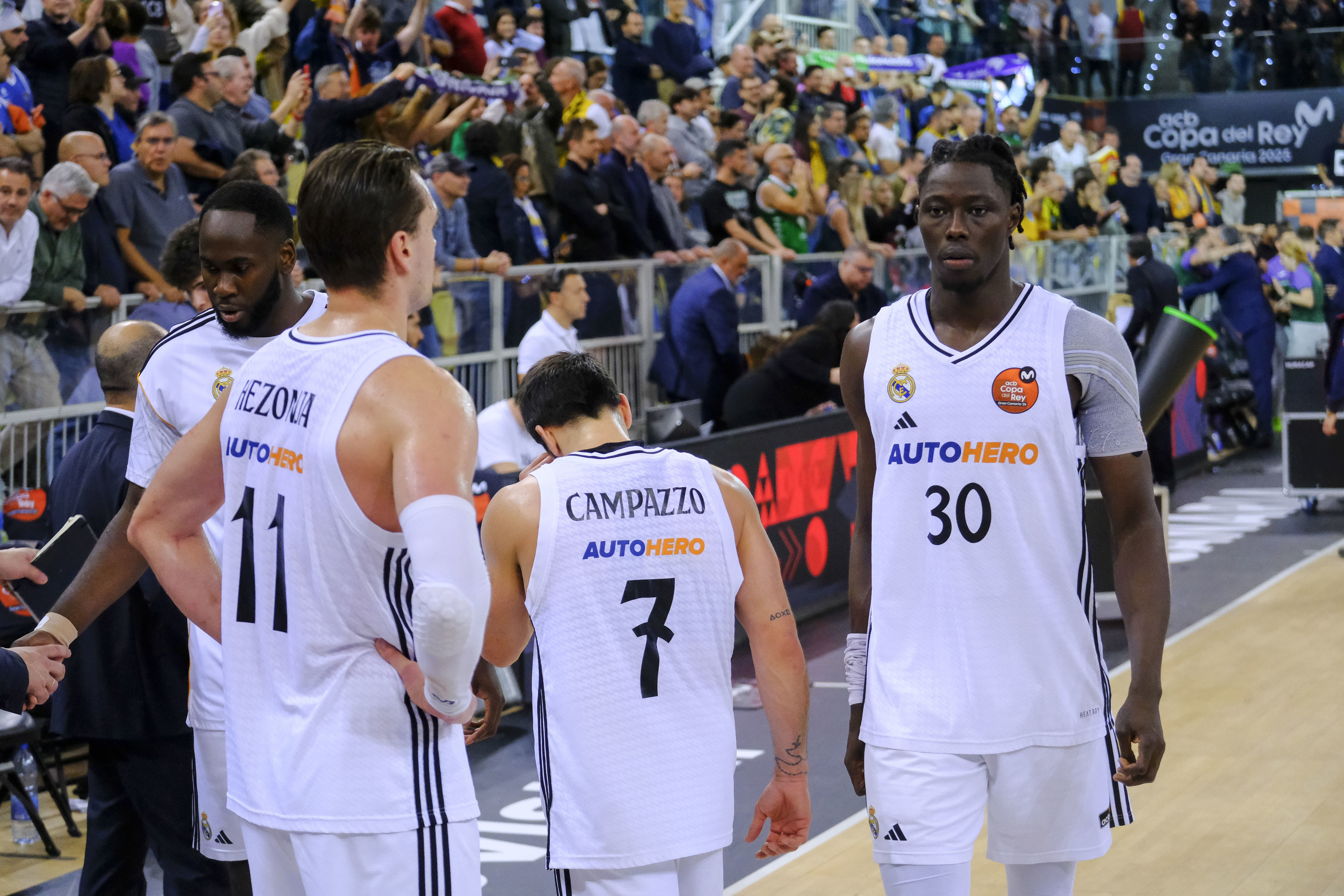 Los jugadores del Madrid, tras la derrota en la final de Copa.