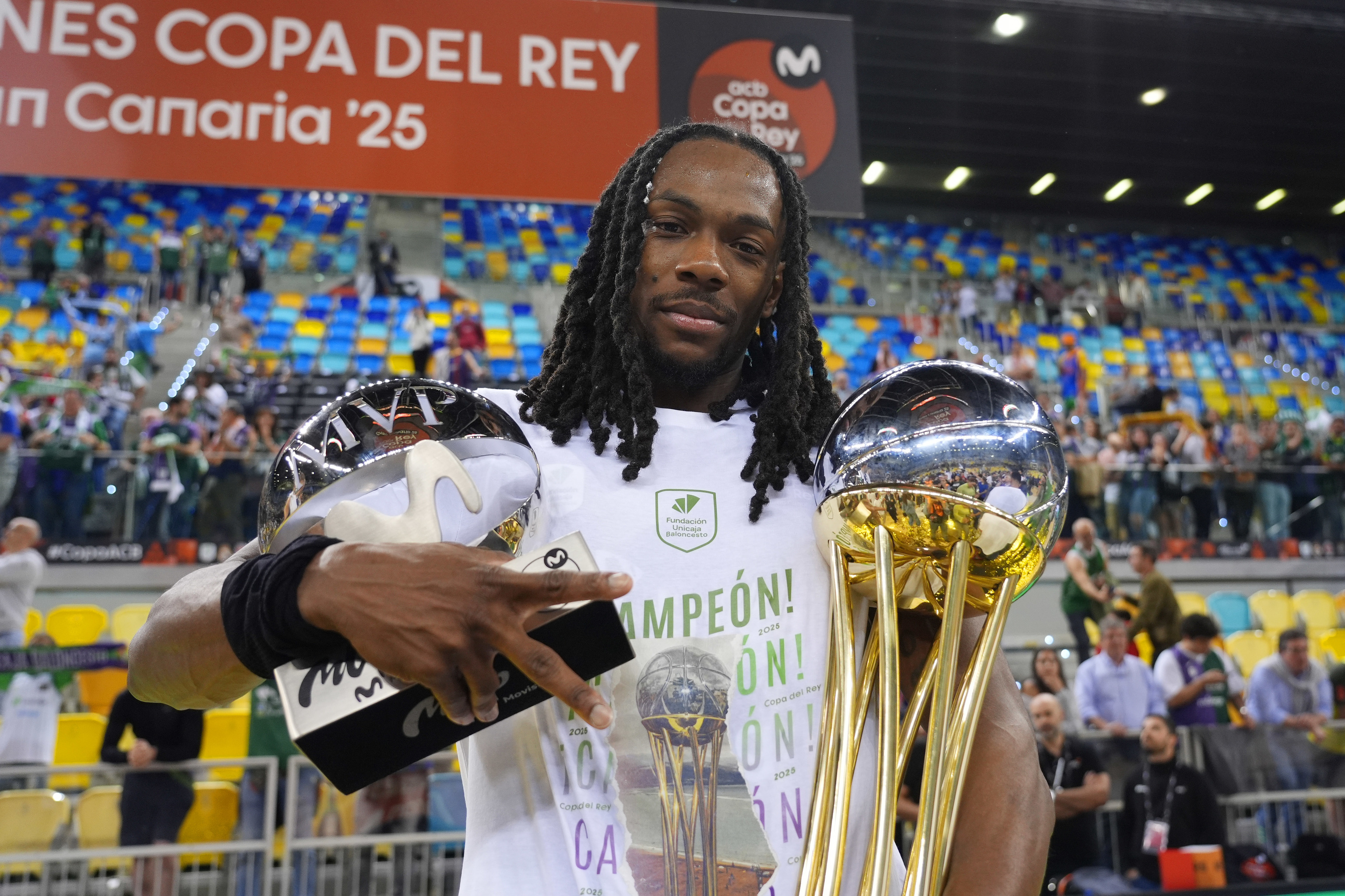 Kendick Perry, con la Copa y el trofeo MVP, en el Gran Canaria Arena.