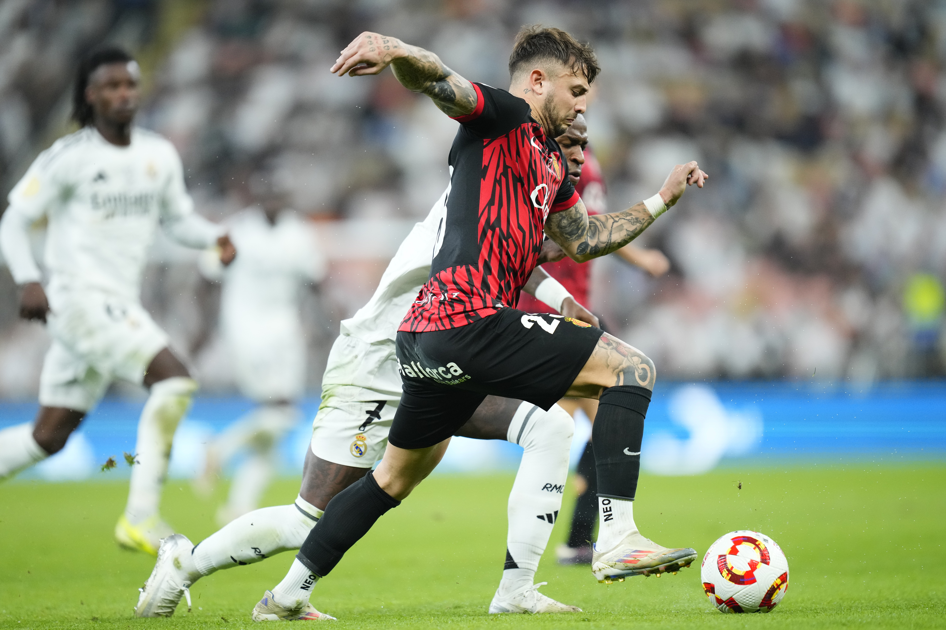 Maffeo conduciendo el balón frente a Vinicius en la Supercopa de España.