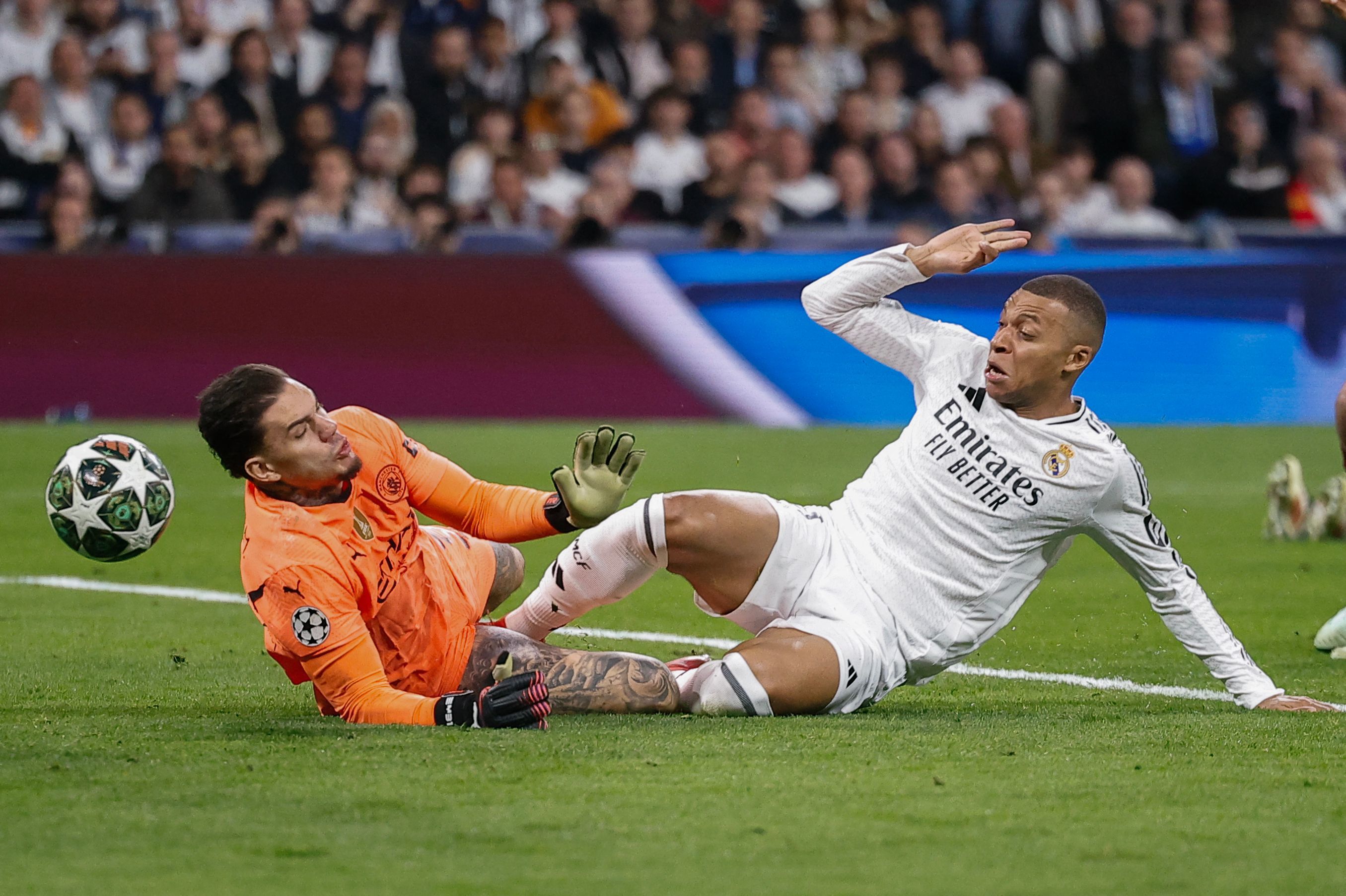 Mbappé, ante Ederson.