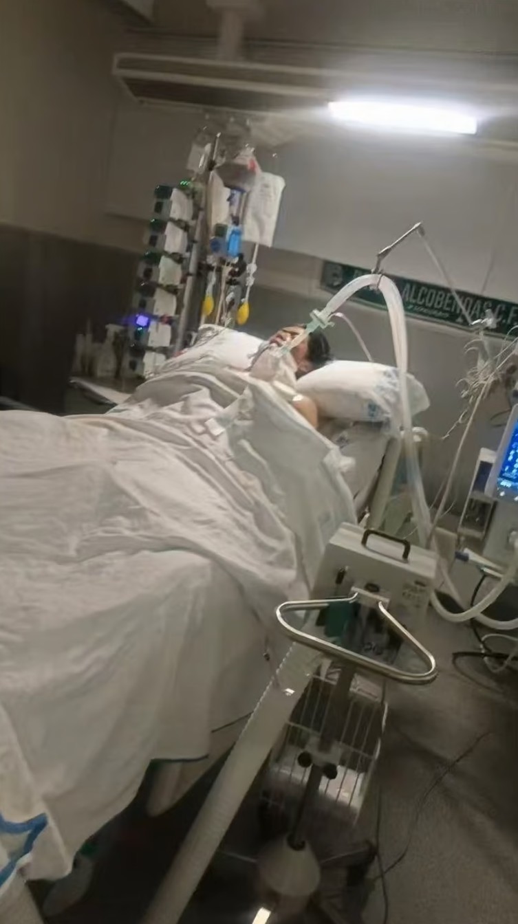 El joven en el hospital.