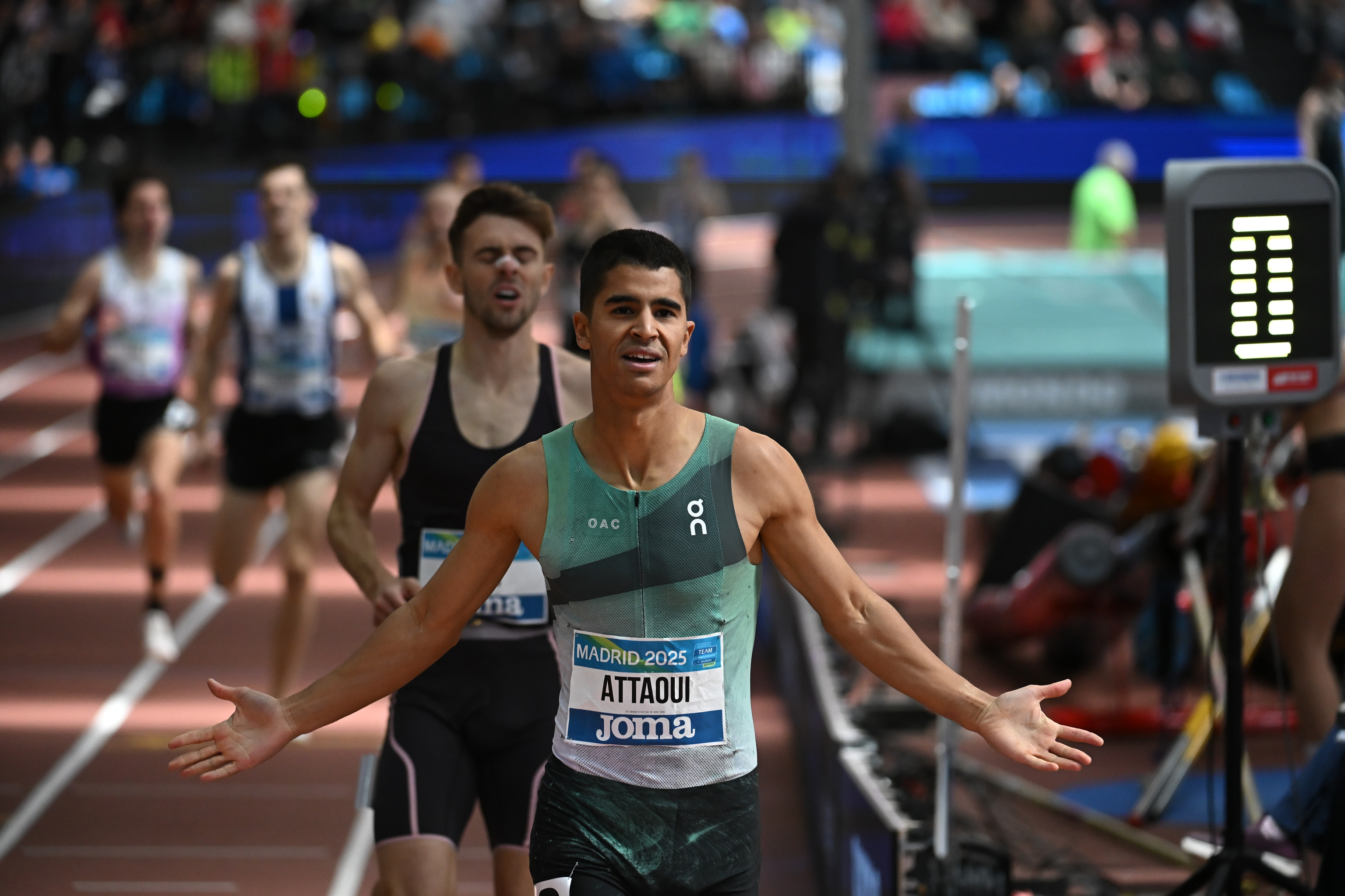 Attaoui se proclama vencedor de la final masculina de 1.500 metros.
