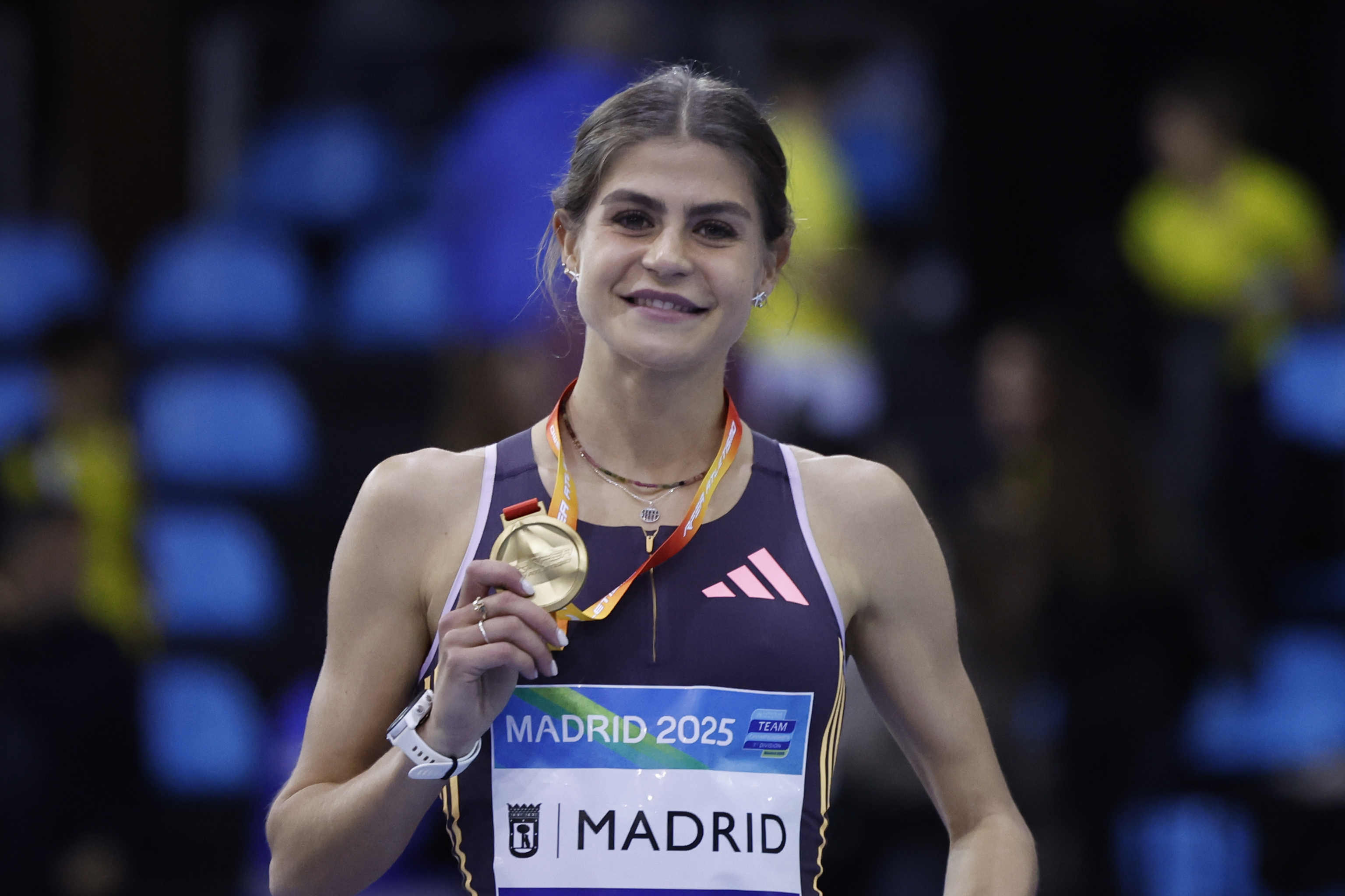 Agueda Marqués celebra su victoria en la prueba femenina de 3000 metros.