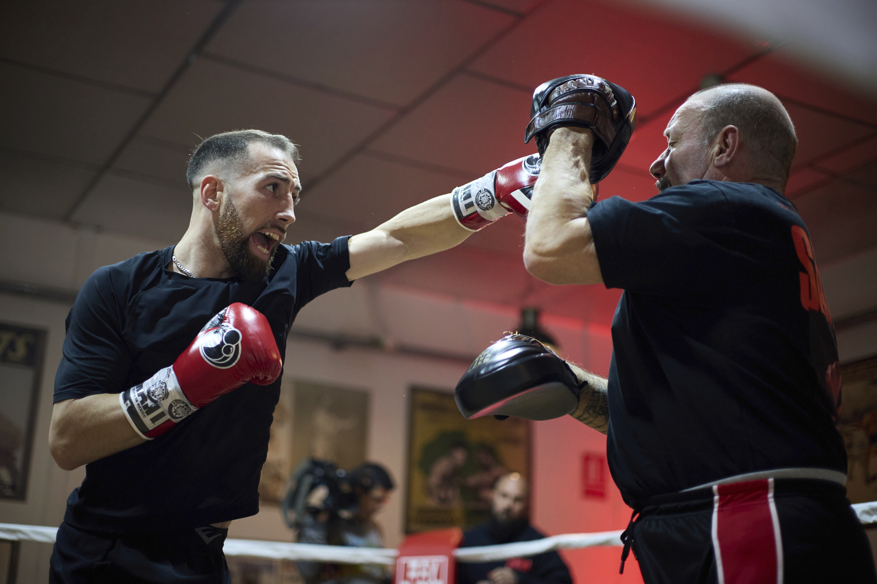 Martín guantea con su padre.