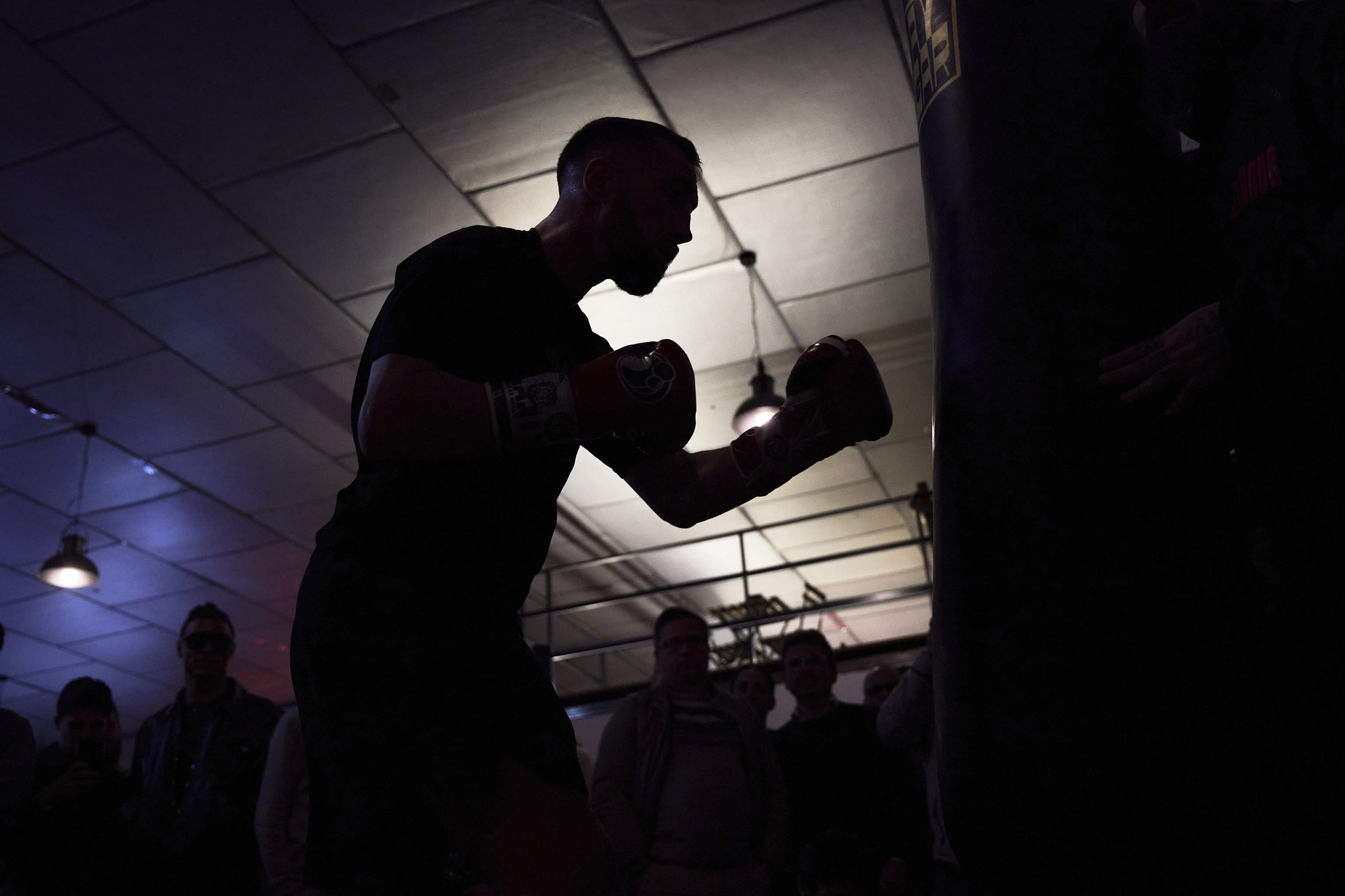 El púgil catalán practica con el saco.