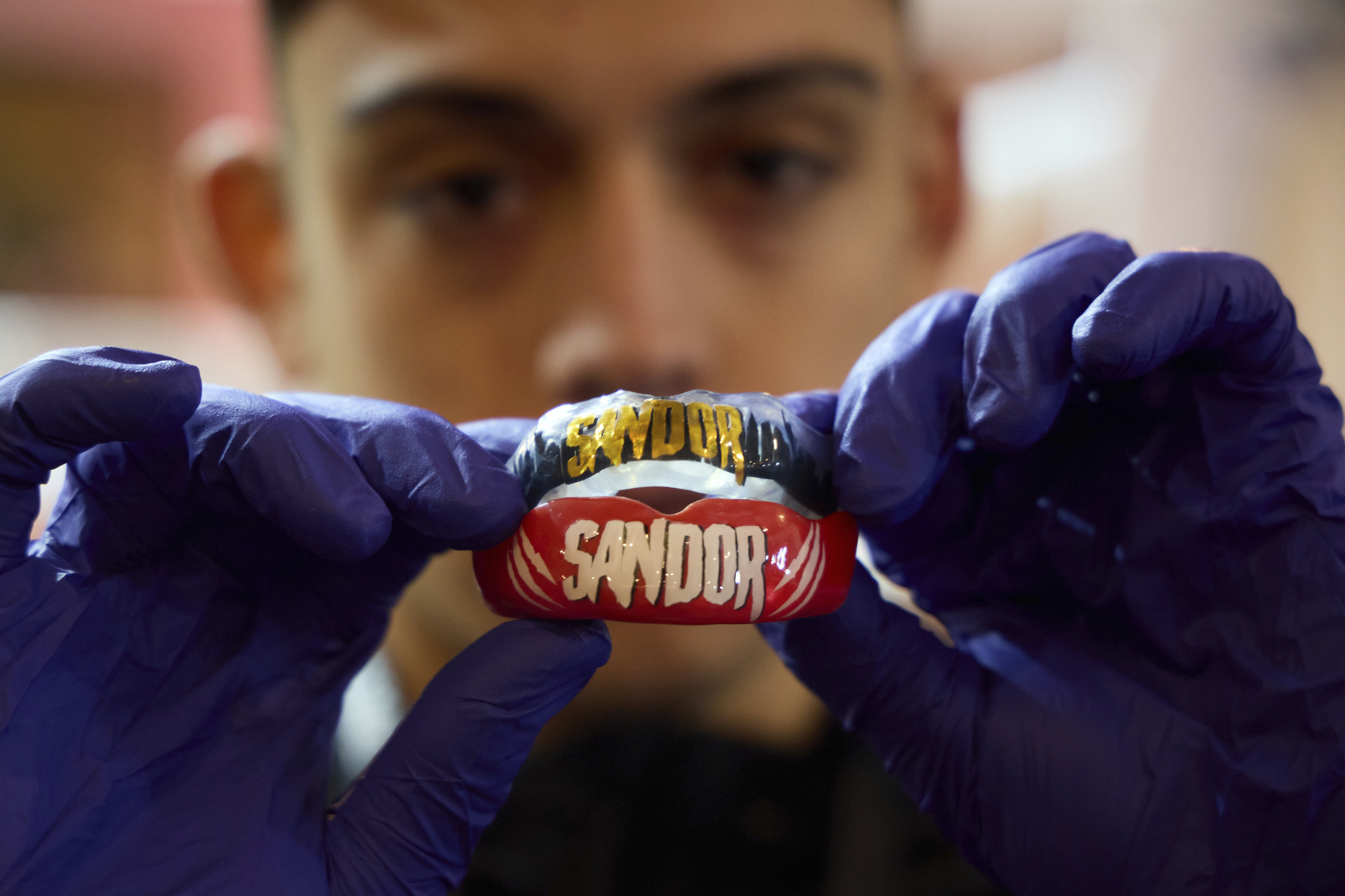 El bucal que llevará el boxeador en la pelea con Puello.