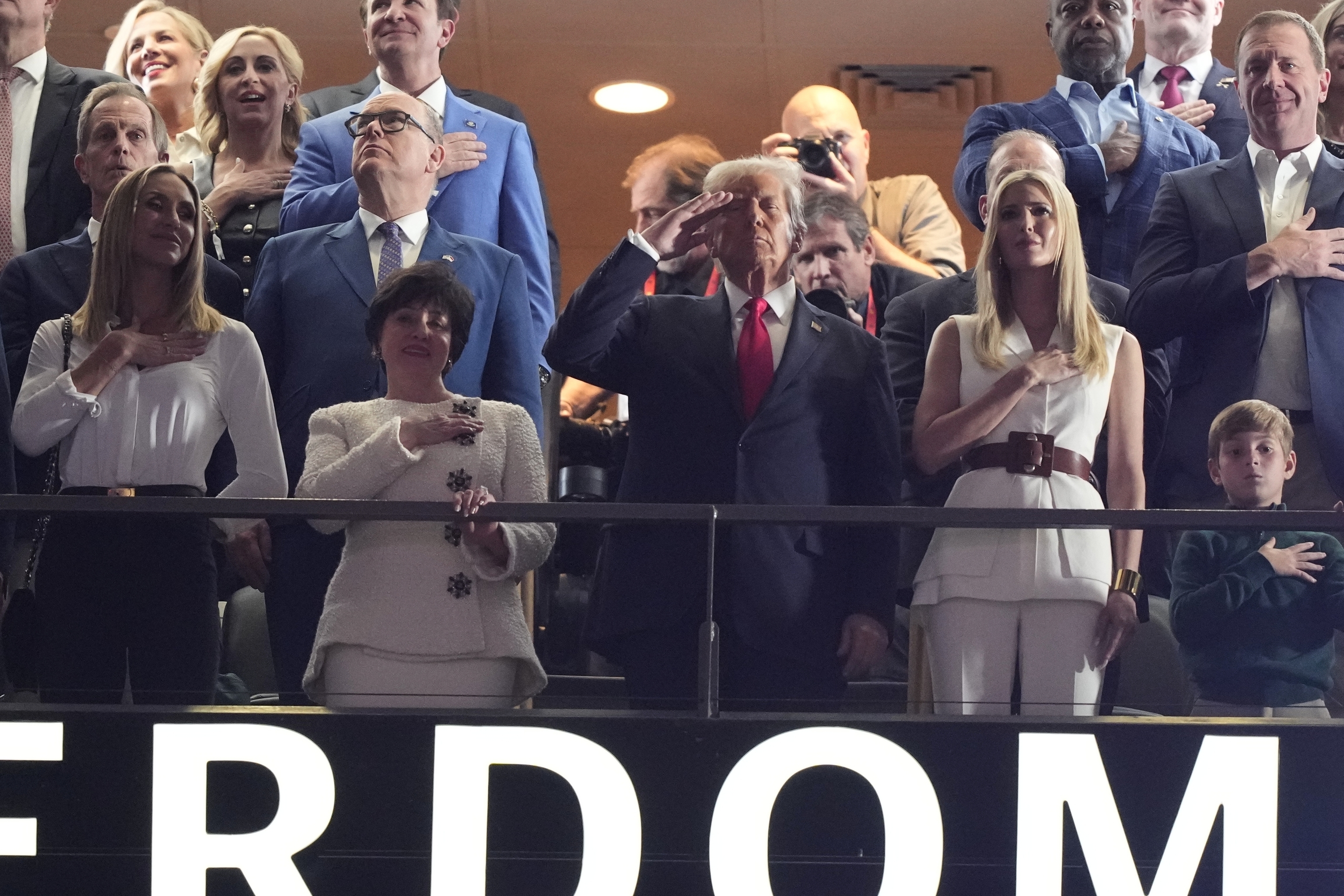 Donald Trump, junto a su hija Ivanka y su nieto Theodore, en la Super Bowl.