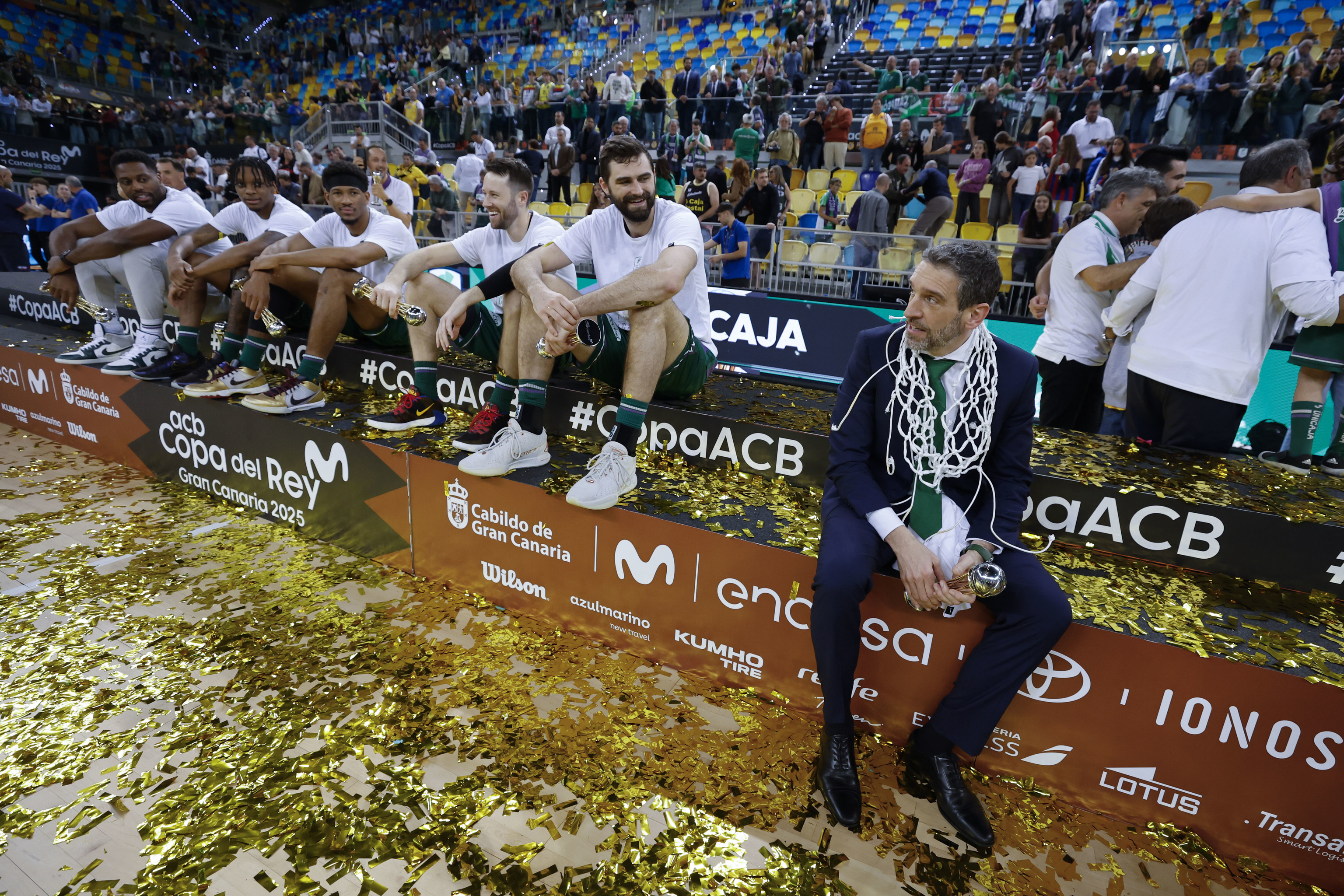Ibon Navarro, celebrando el título con sus jugadores.