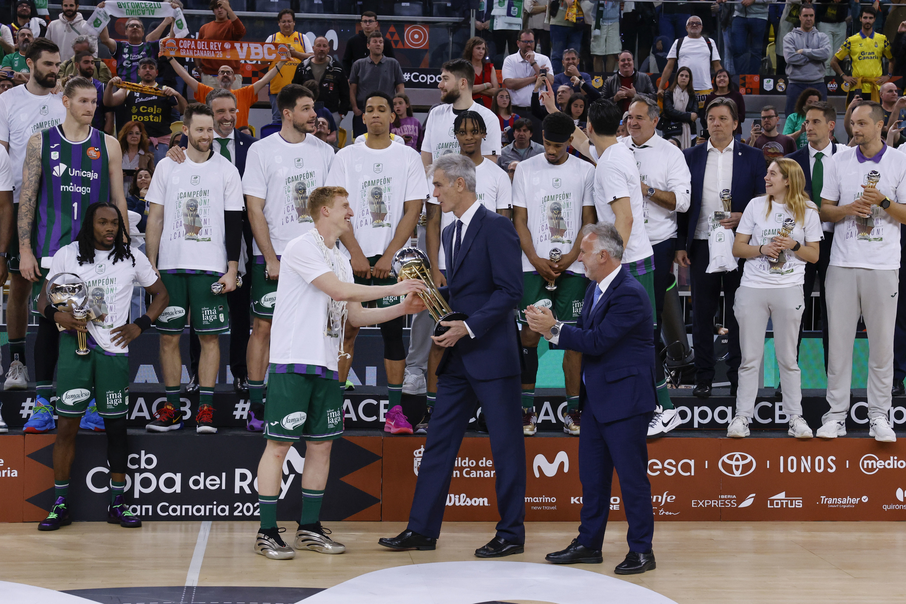 Antonio Martín y Angel Víctor Torres, con Alberto Díaz.