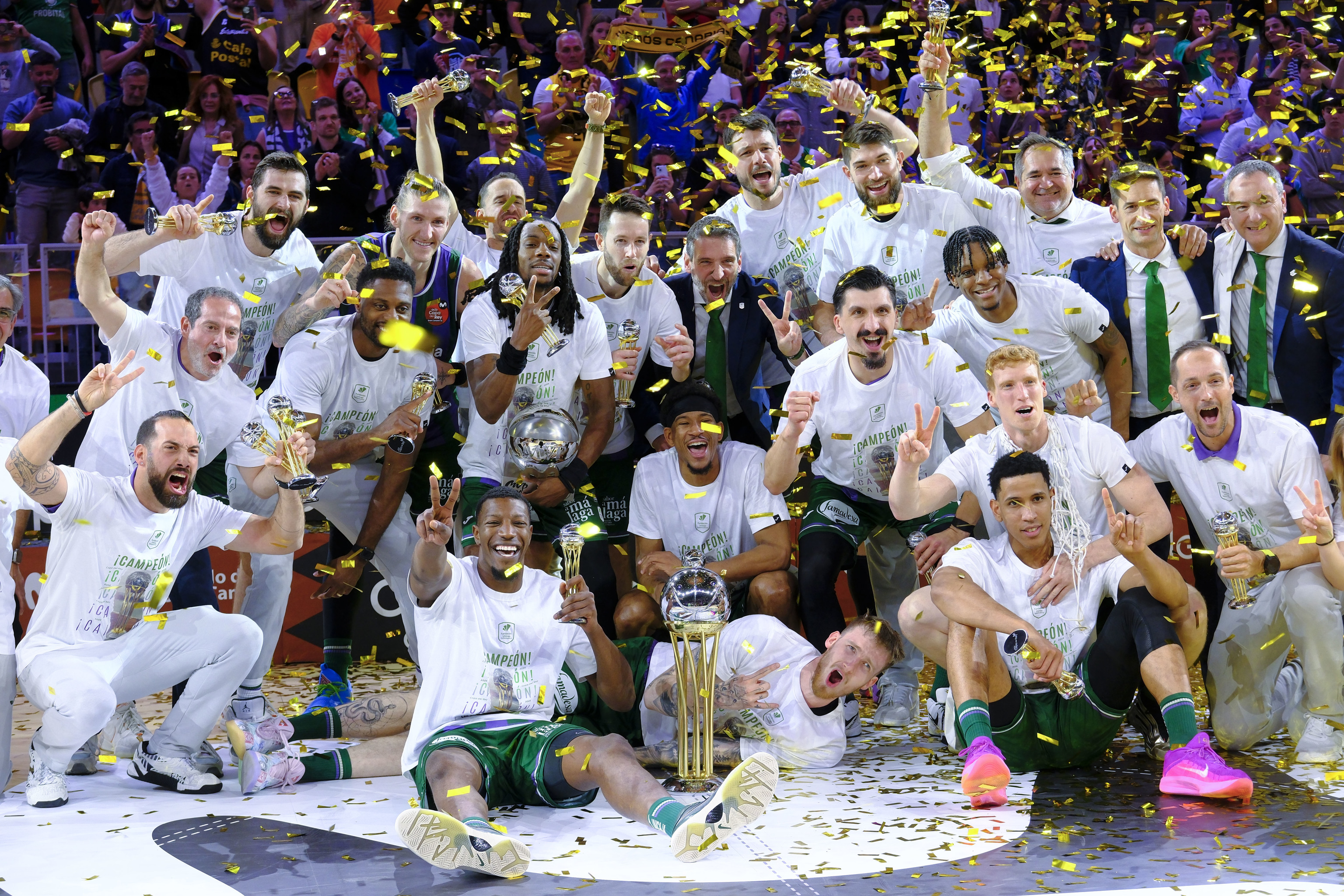 Los jugadores de Unicaja, con el título de campeones de Copa.