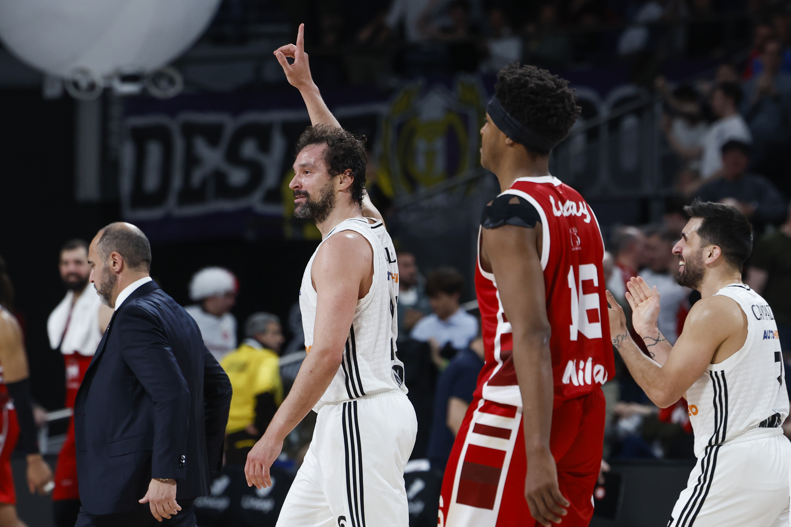 Llull celebra su triple antes del descanso.