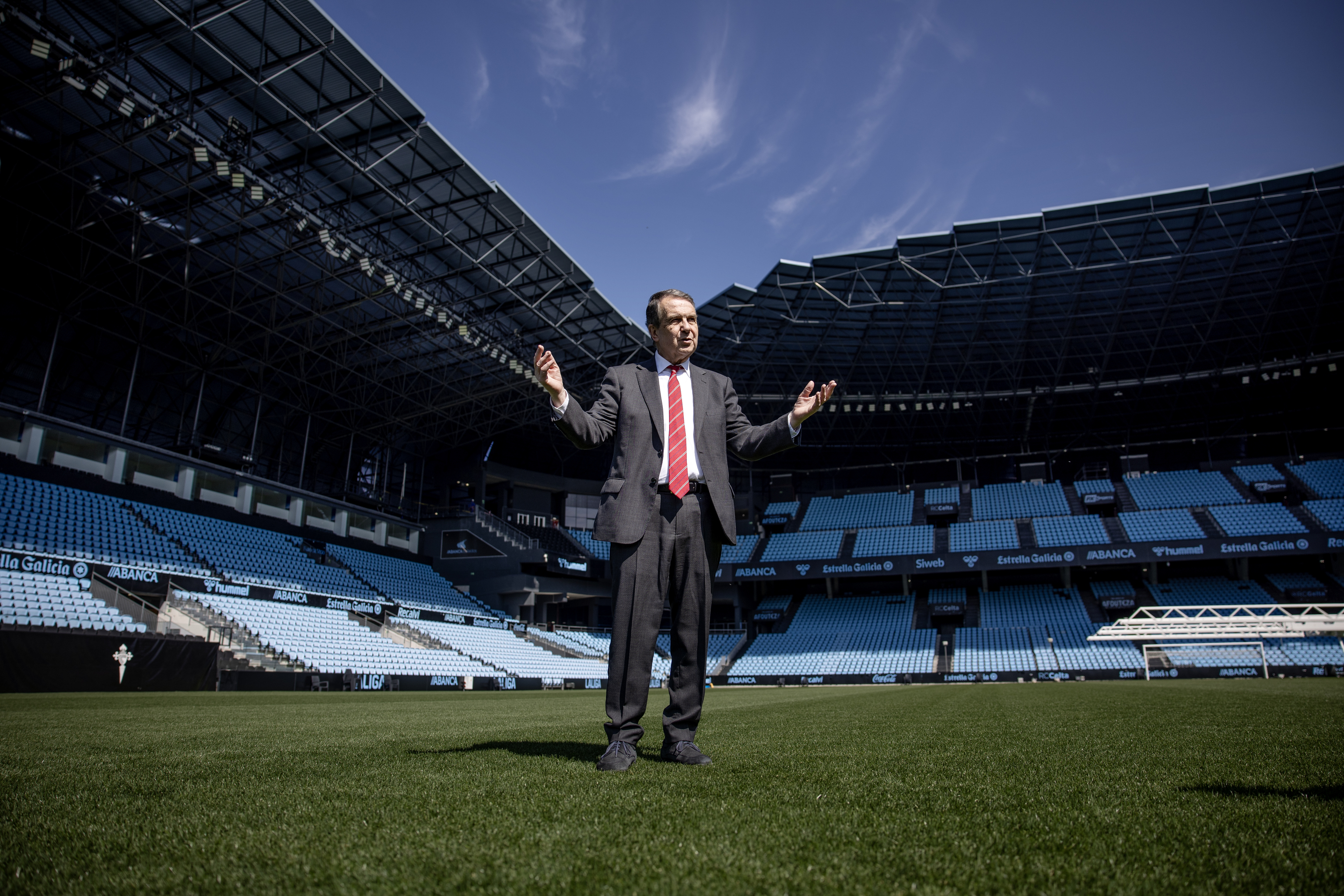 Abel Caballero, en el estadio de Balaídos, durante la entrevista.
