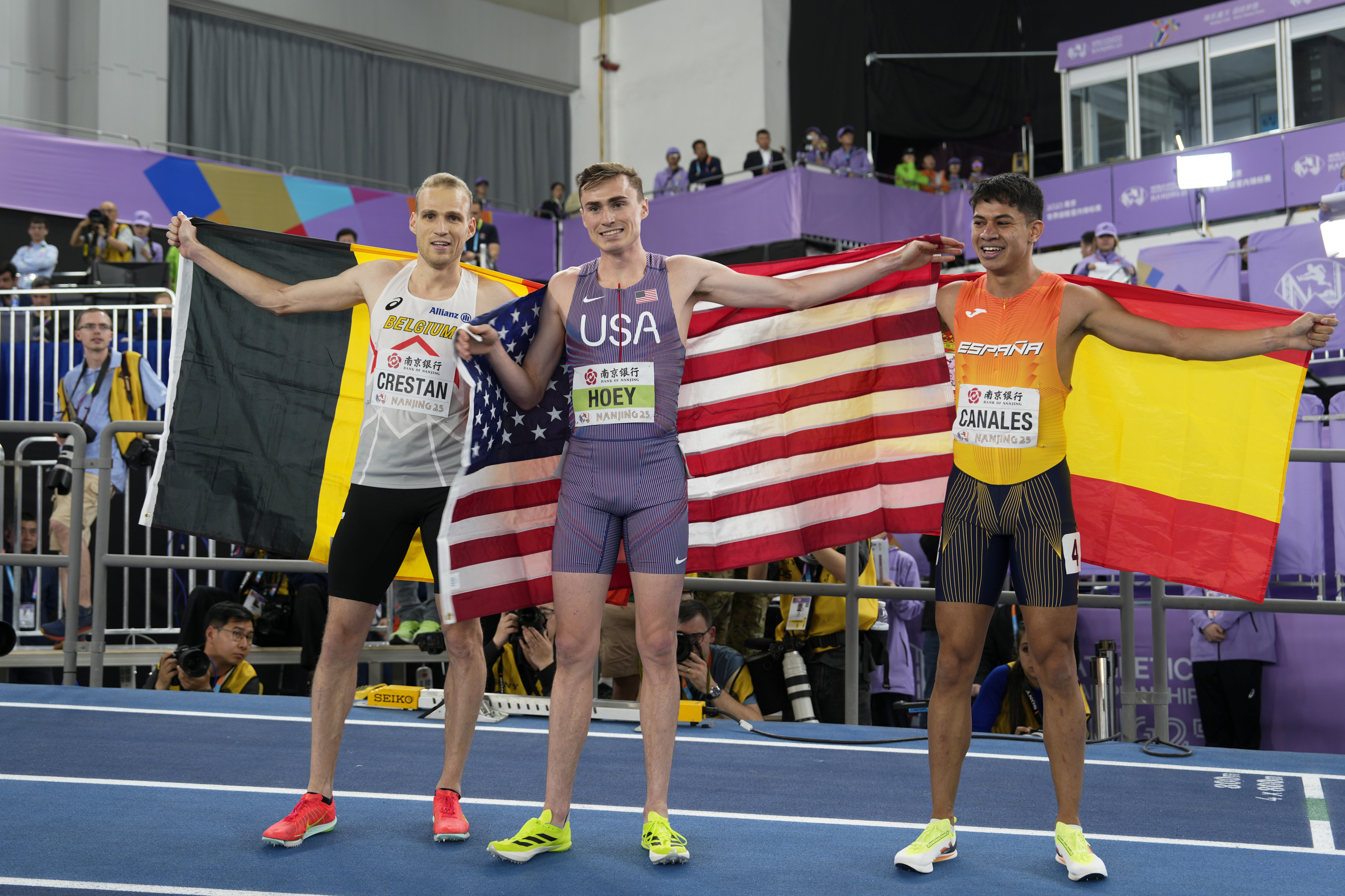 Canales, con Hoey y Crestan, los medallista del 800.
