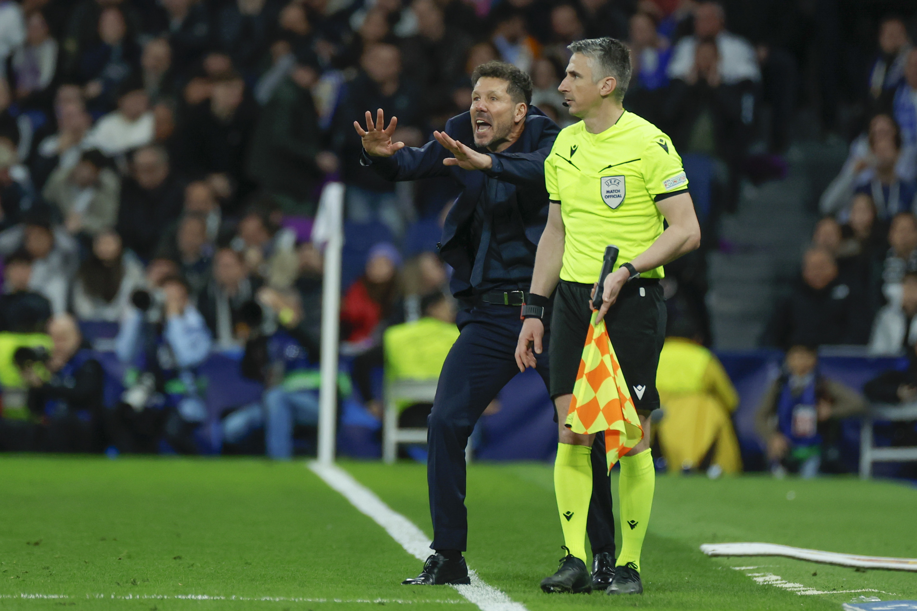Simeone, durante la ida en el Bernabéu.