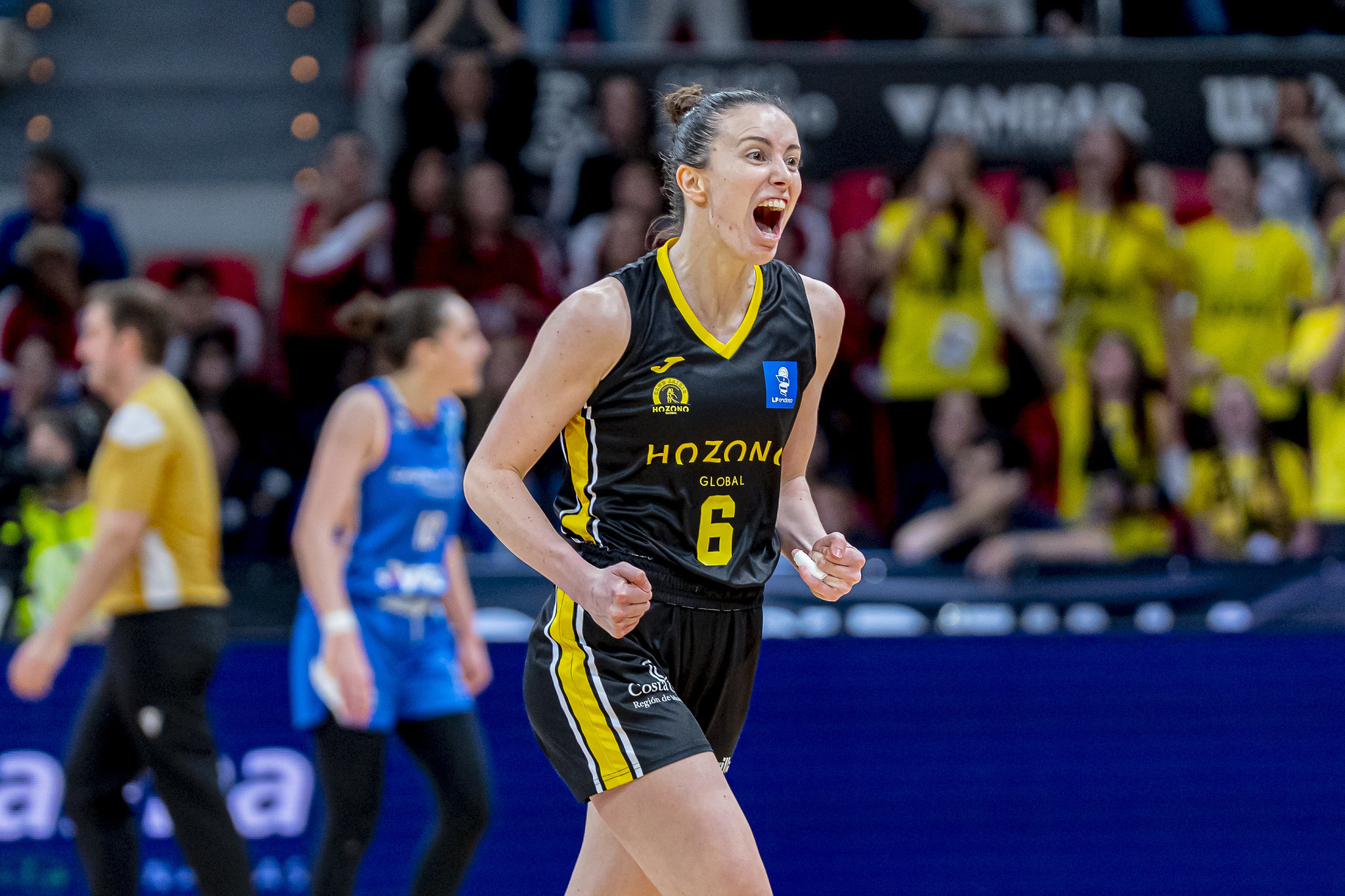Lou López-Sénéchal celebra una de las canastas, en la final.