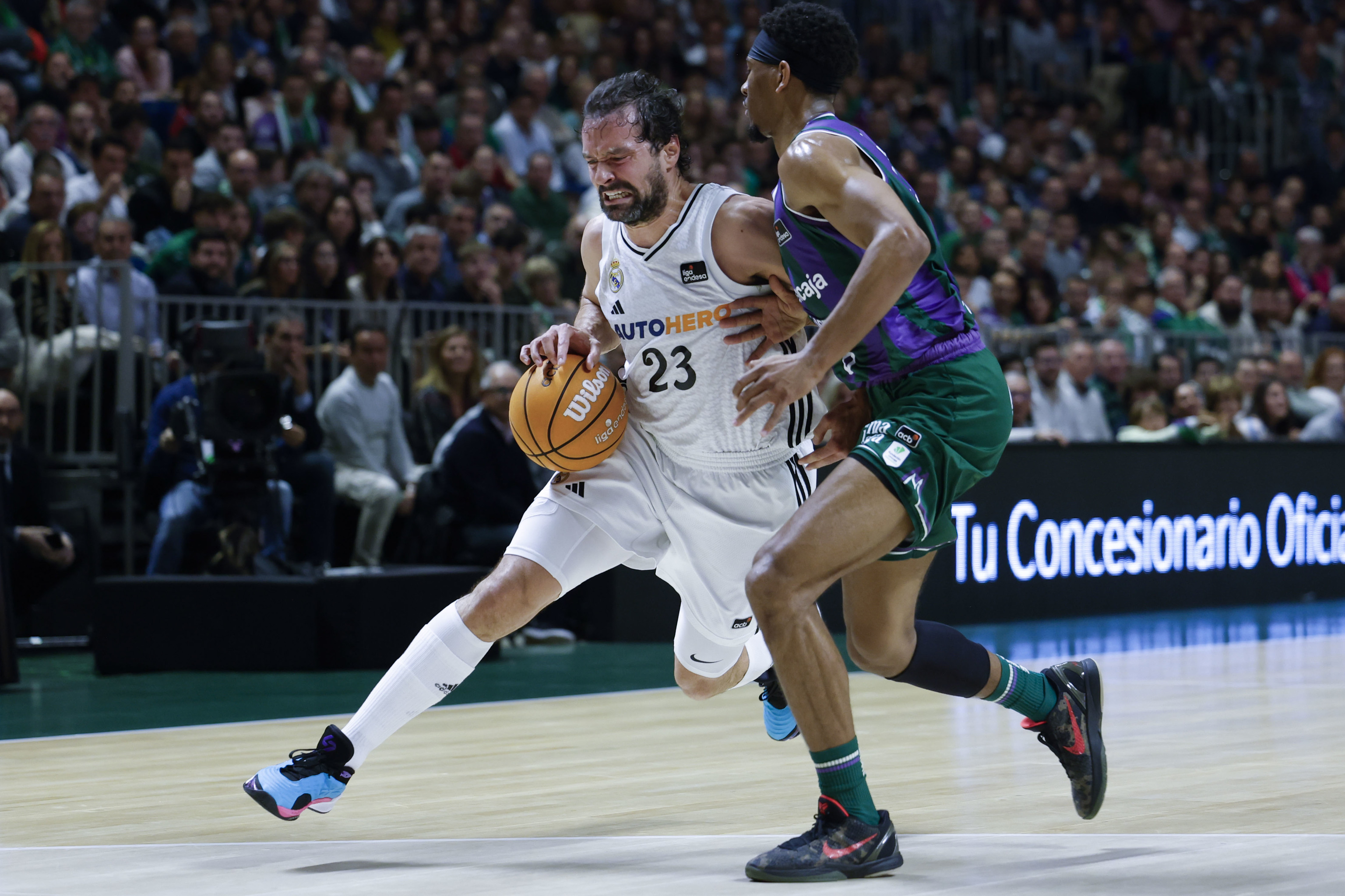 Llull, defendido por Taylor, en el Carpena.