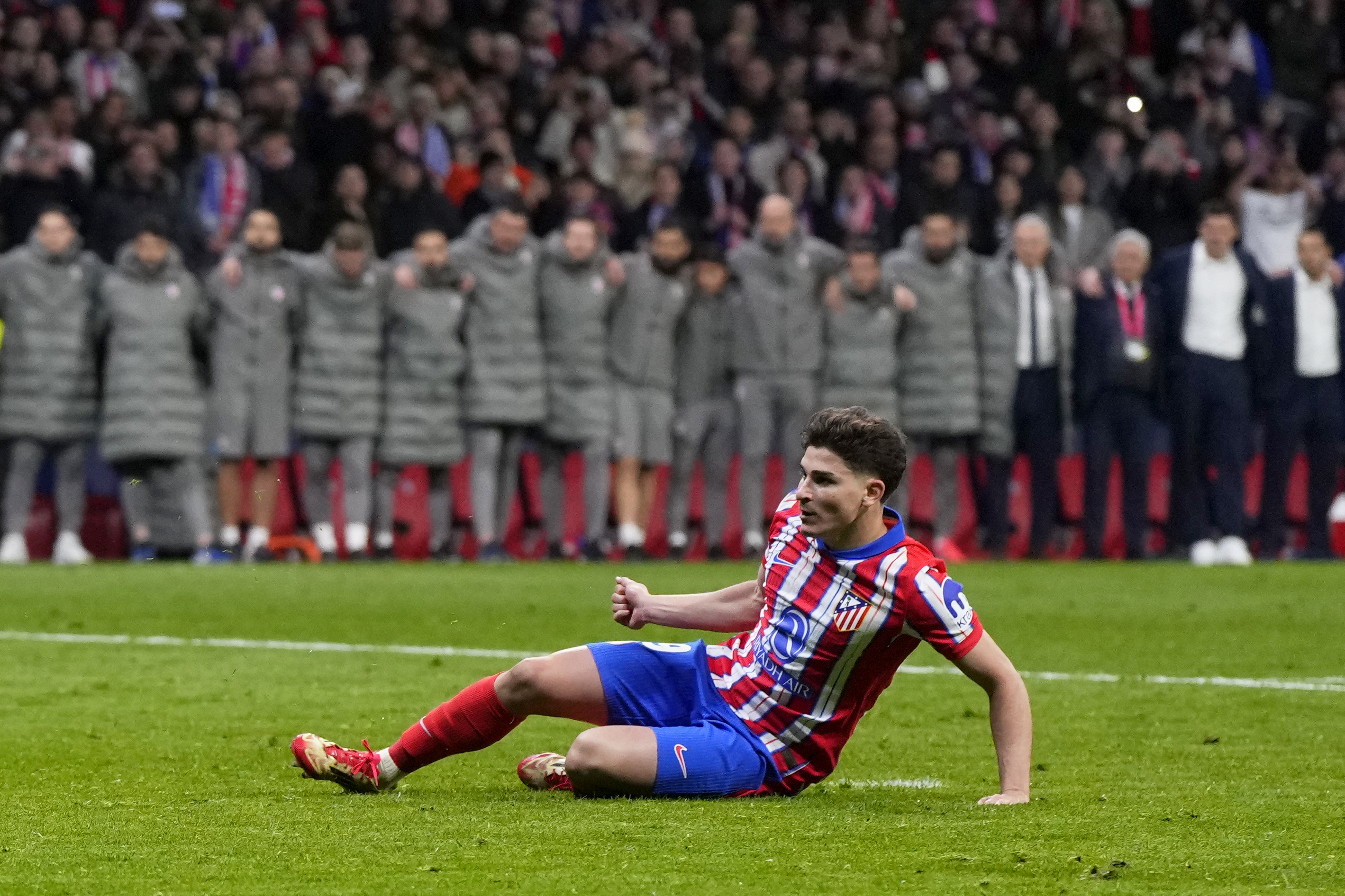 Julián Álvarez, en el penalti que fue invalidado por el árbitro.